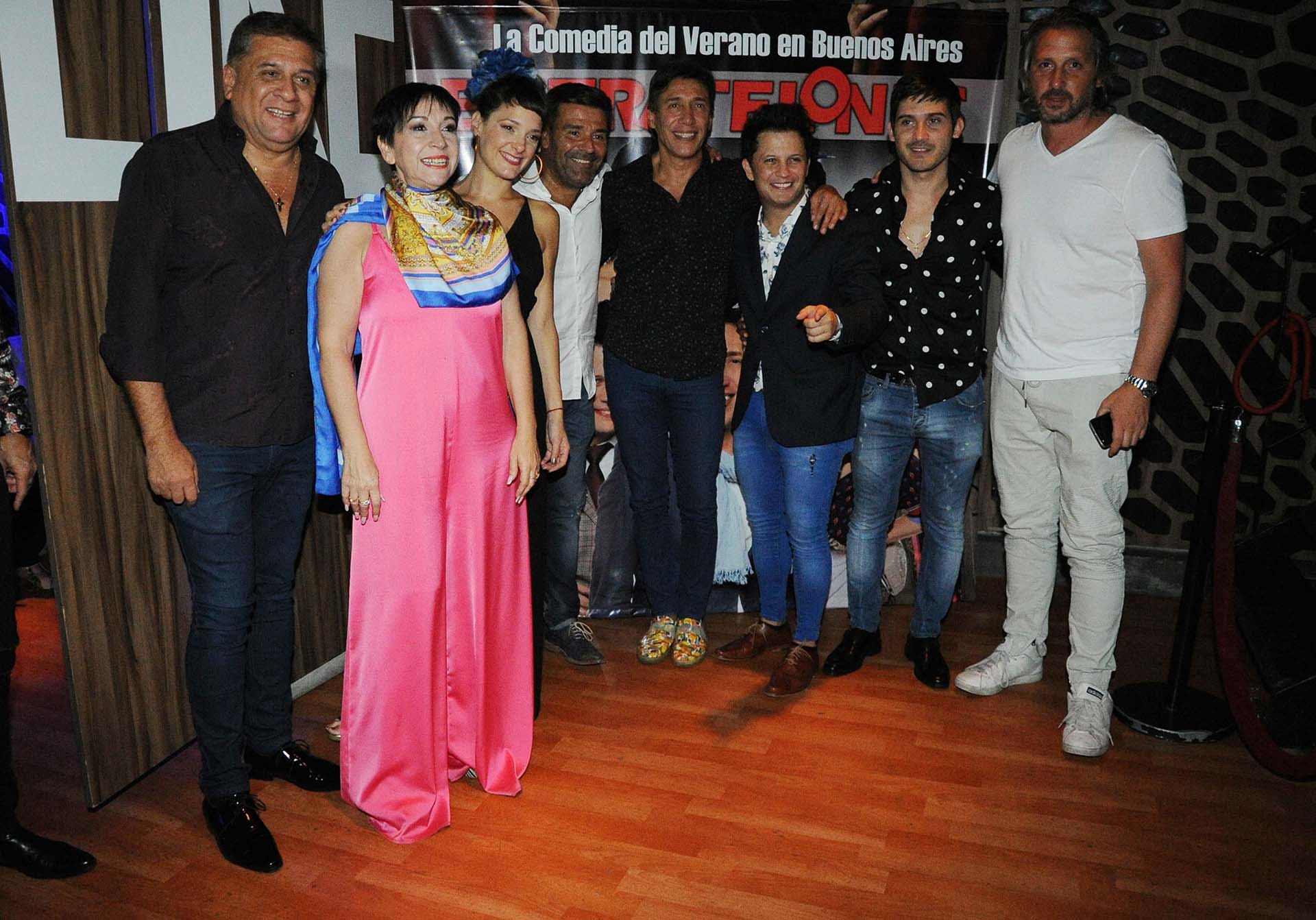 Rodeado de amigos y abrazado con Fabián Gianola, protagonista de “Entretelones” (Verónica Guerman / Teleshow)