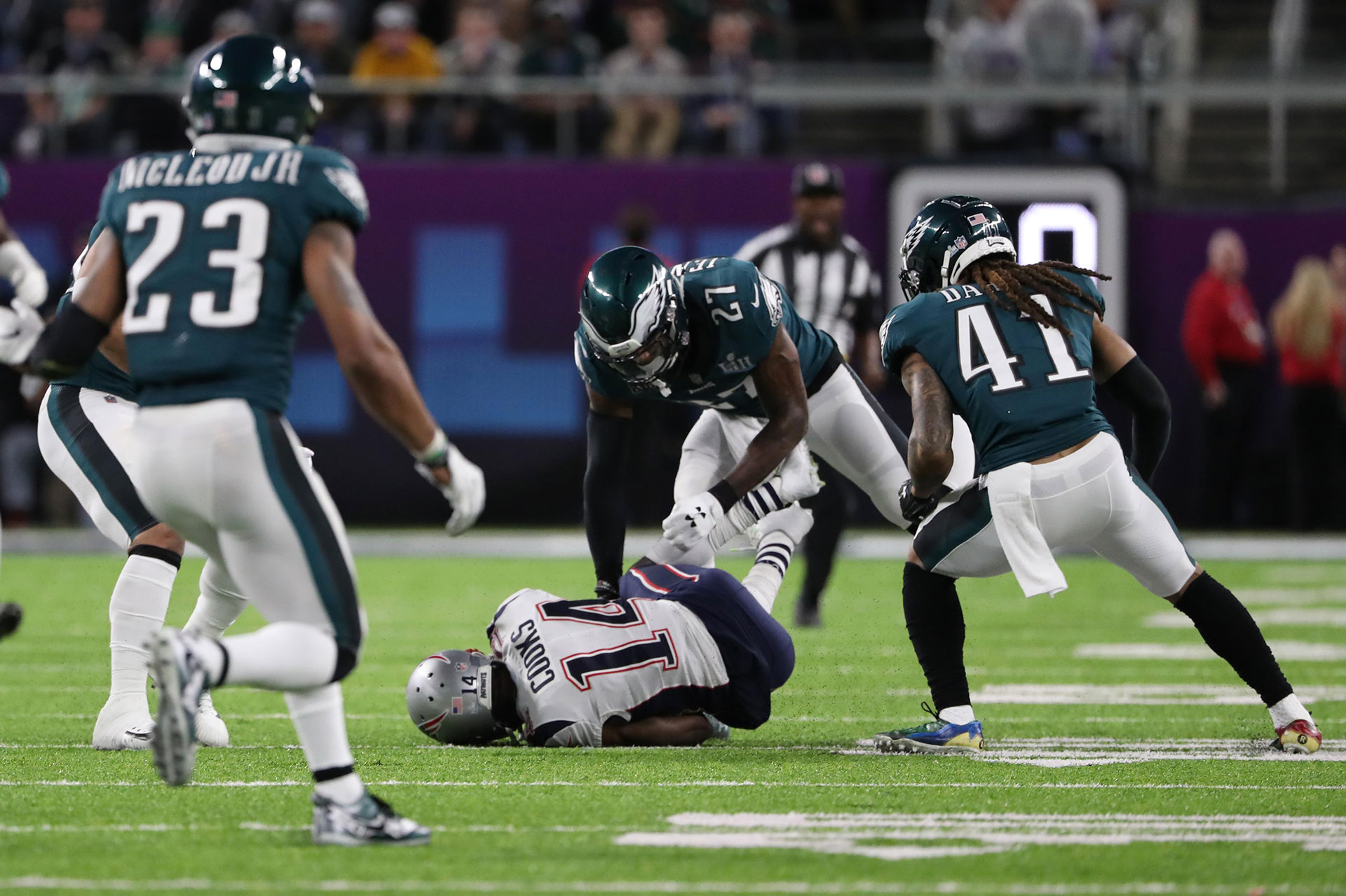 Brandin Cooks cayó duramente al ser chocado por Malcom Jenkins en el Super Bowl LII (AP)