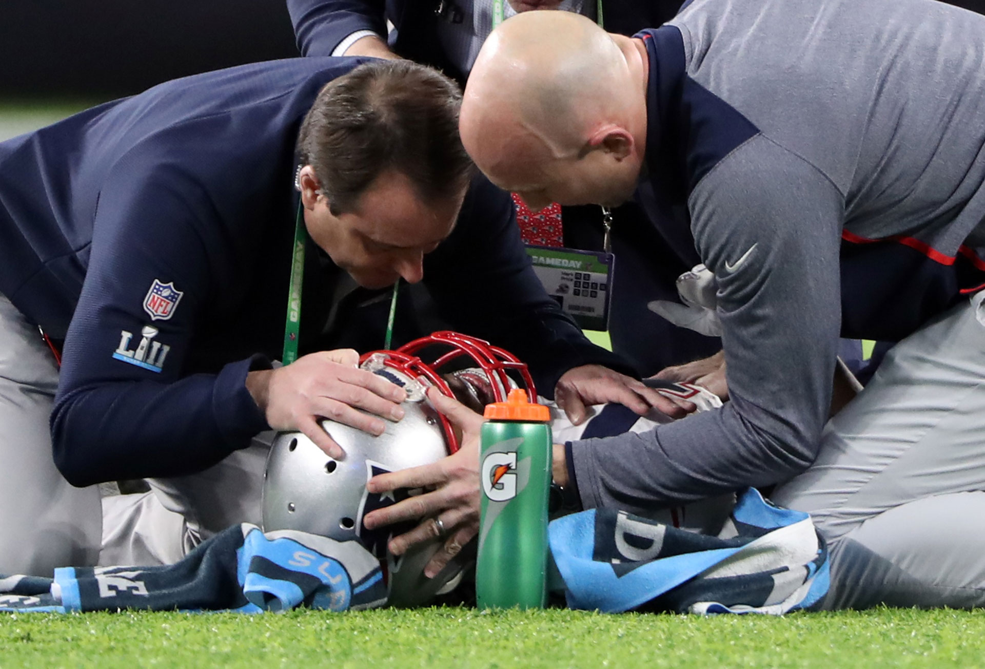 Los médicos ingresaron rápidamente a atender al Brandin Cooks, jugador de los Patriots (AP)