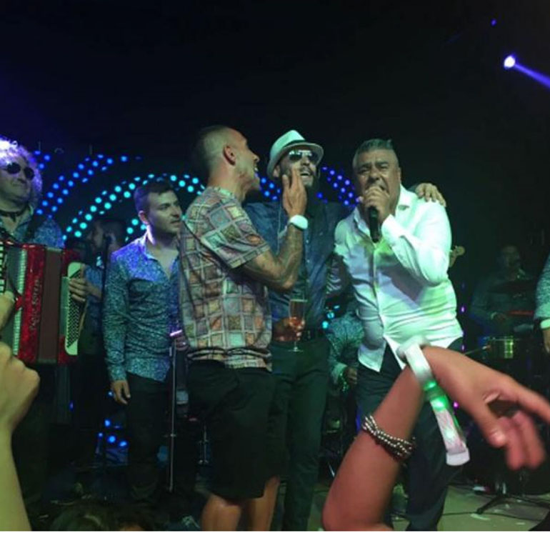 Claudio Tapia, eufórico en el casamiento de Carlos Tevez