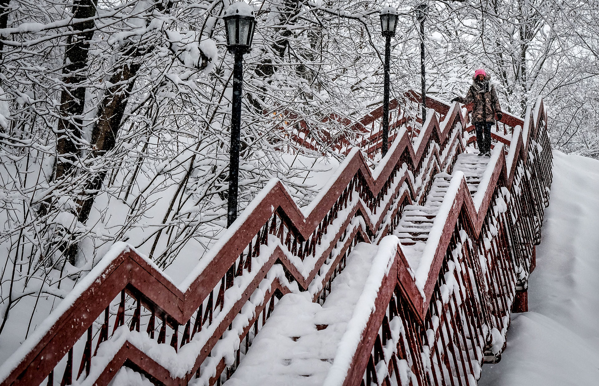 Una mujer baja las escaleras de la reserva Kolomenskoye