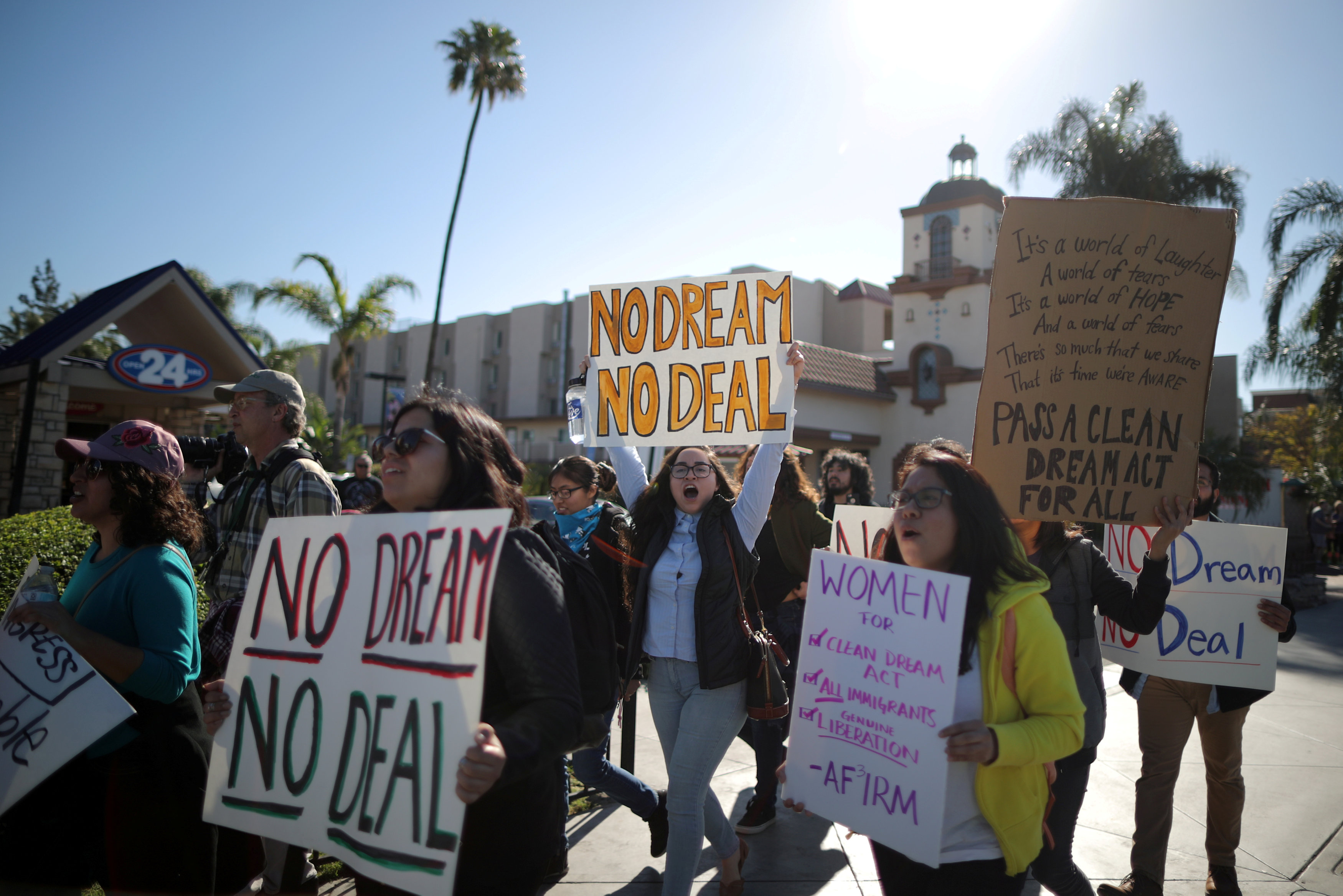 Inmigrantes y activistas reclaman por una solución para los beneficiarios del programa DACA (Reuters)