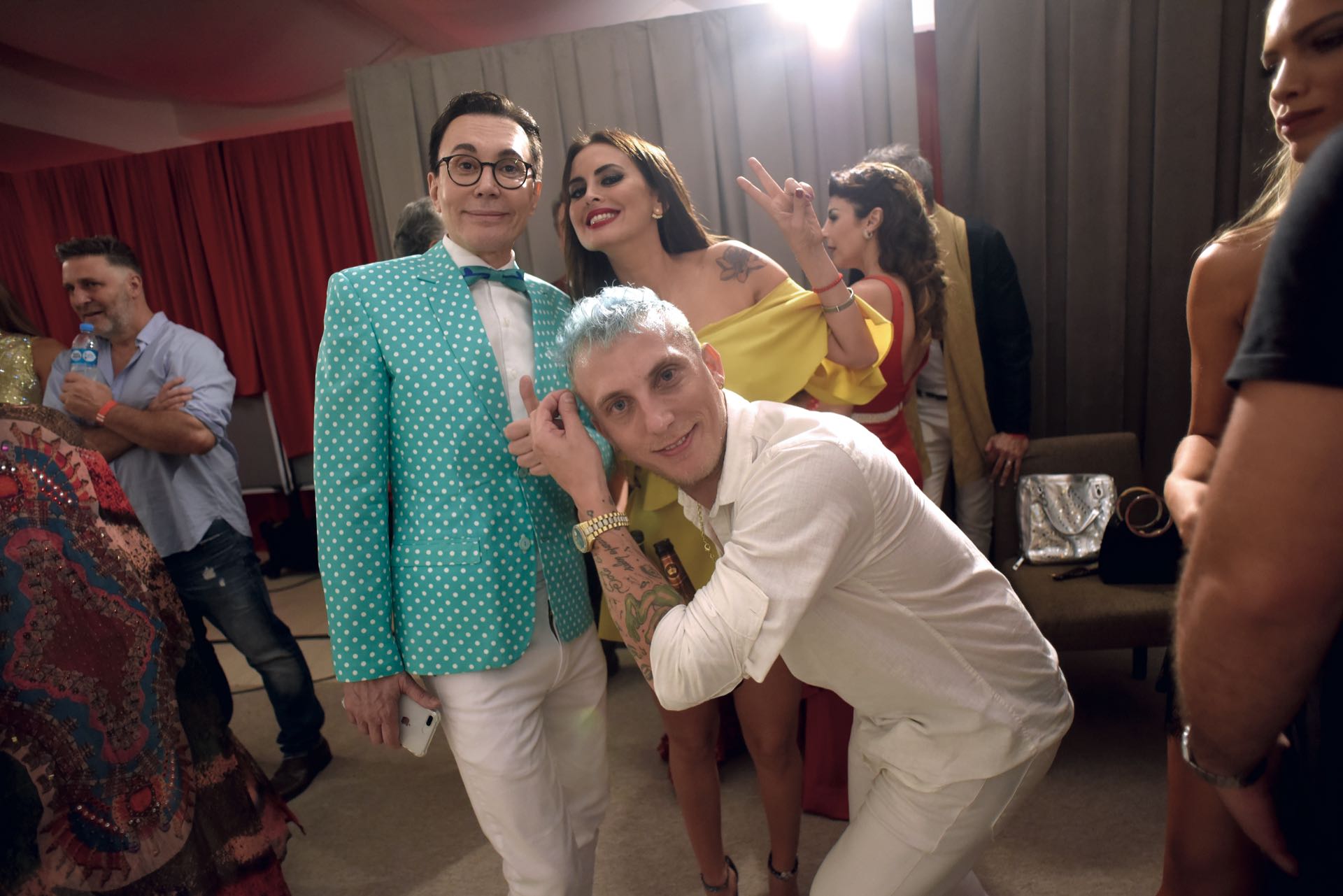 Camaleónico, El Polaco comparó su nuevo color de pelo con el tono del saco de Polino. De fondo saluda Silvina Luna. (Foto GENTE)