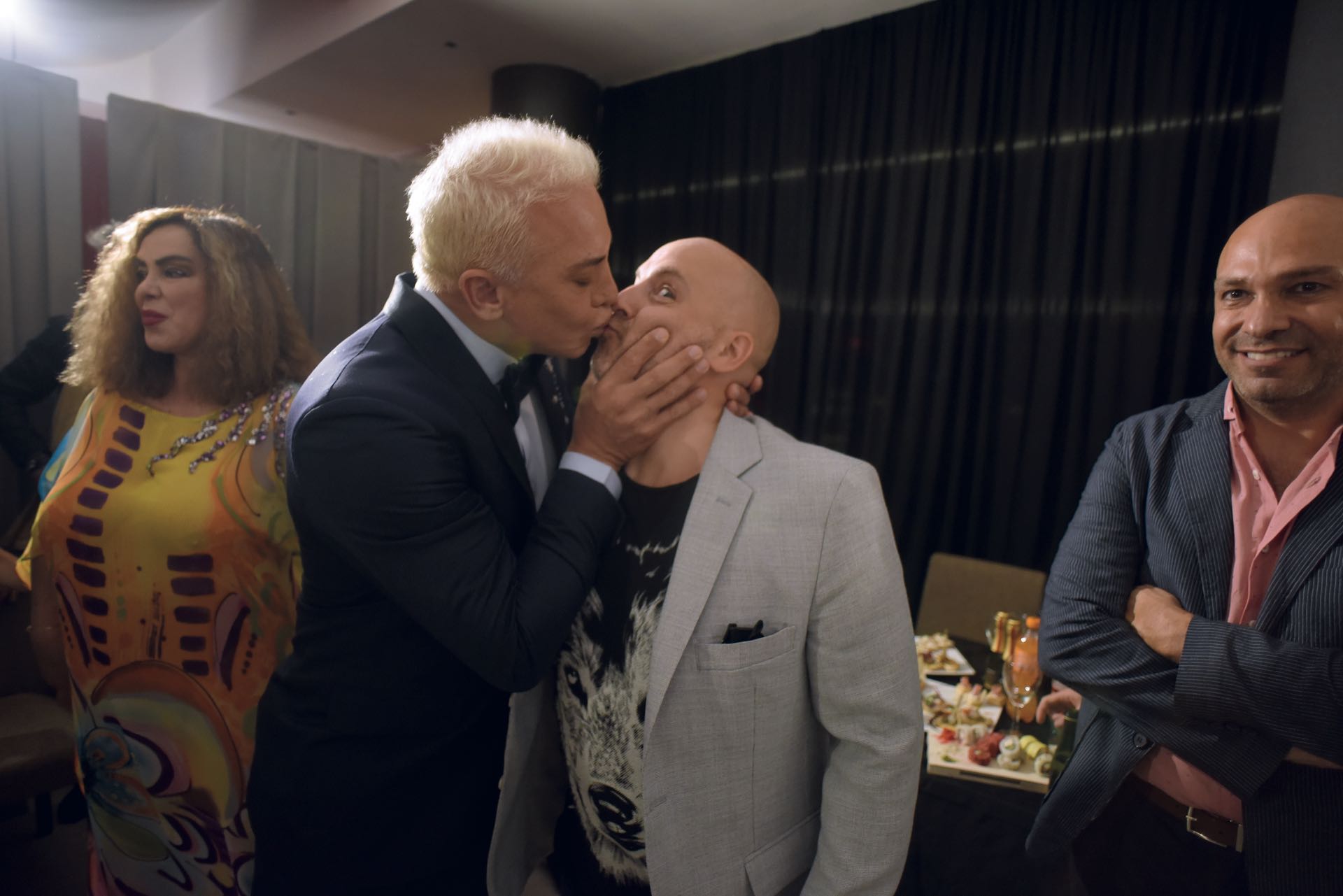 Ante la mirada de Freddy Villarreal, Flavio y Muscari hicieron las paces… ¡y se dieron un piquito! (Foto GENTE)