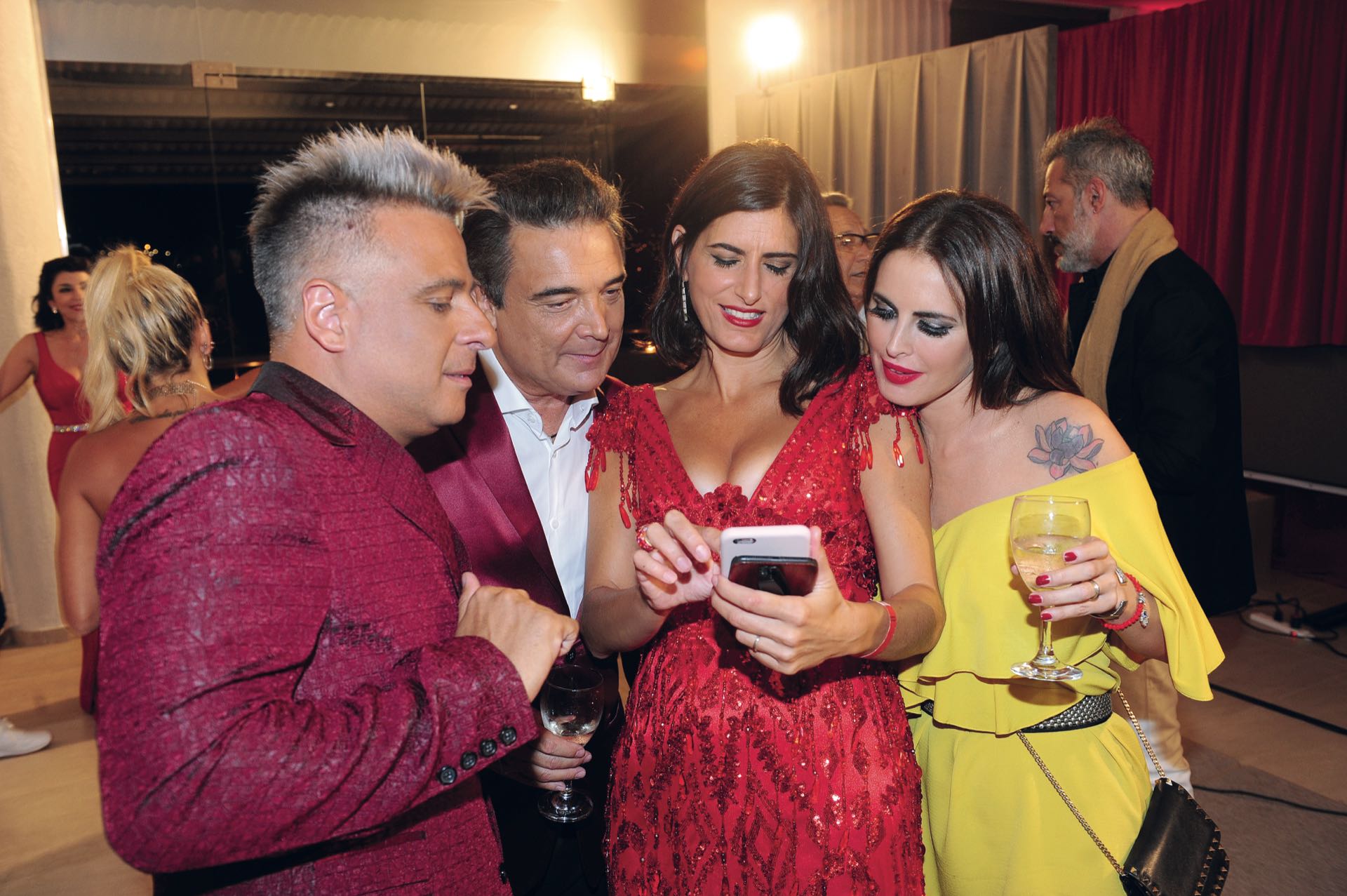 Concentradísimos, Marcelo Iripino, Nito Artaza y Silvina Luna chequean la selfie que sacó Cecilia Milone. (Foto GENTE)