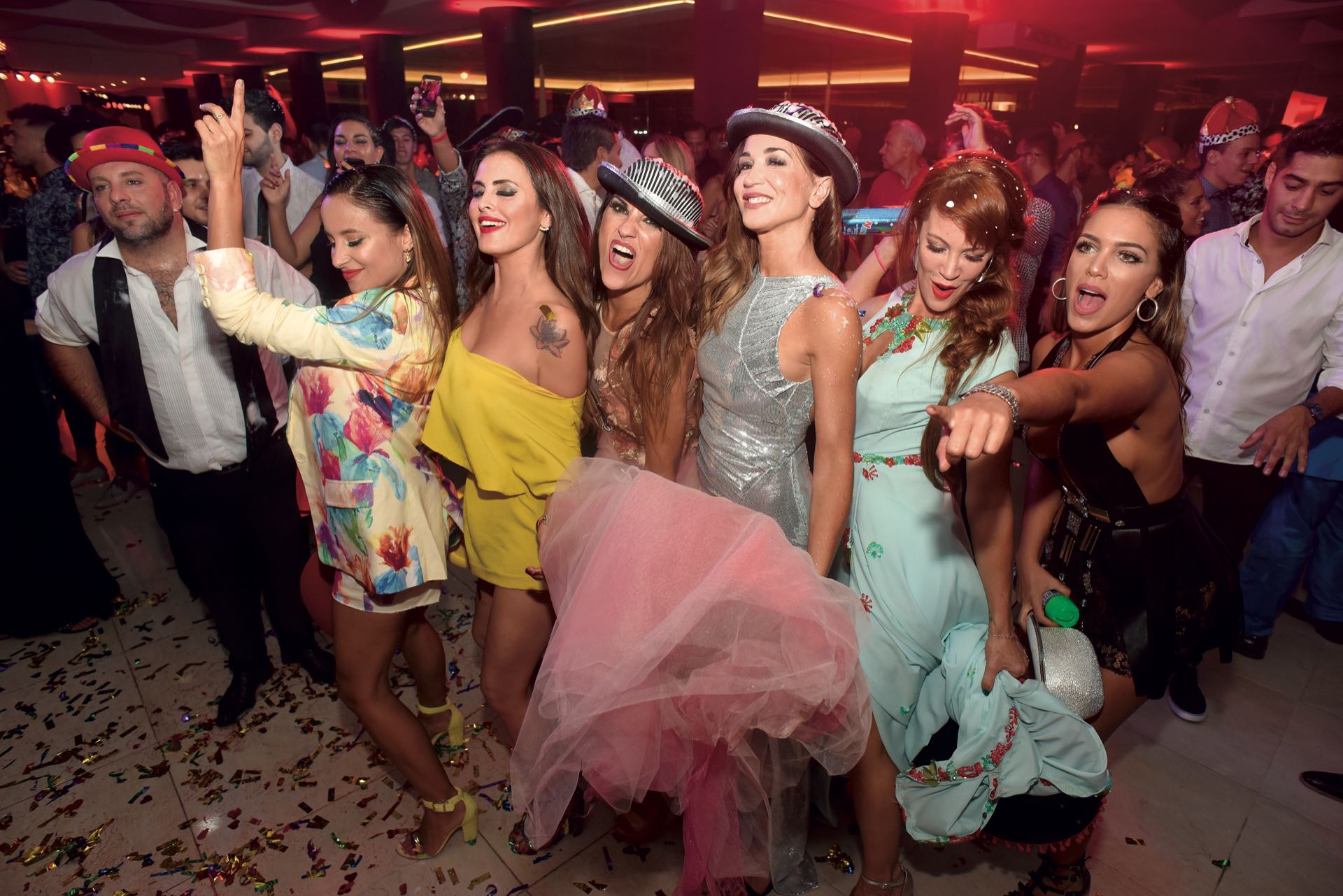 Lourdes Sánchez, Silvina Luna, Ana Belén Beas, Laura Bruni, Miriam Lanzoni y Rocío Robles bailaron juntas los hits de la banda de cumbia cordobesa Playmóvil. (Foto GENTE)