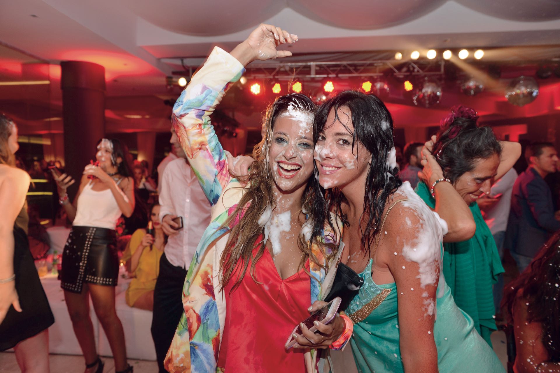 Así quedaron Lourdes y Gladys Ragona, productora de DABOPE, tras el Carnaval carioca. (Foto GENTE)