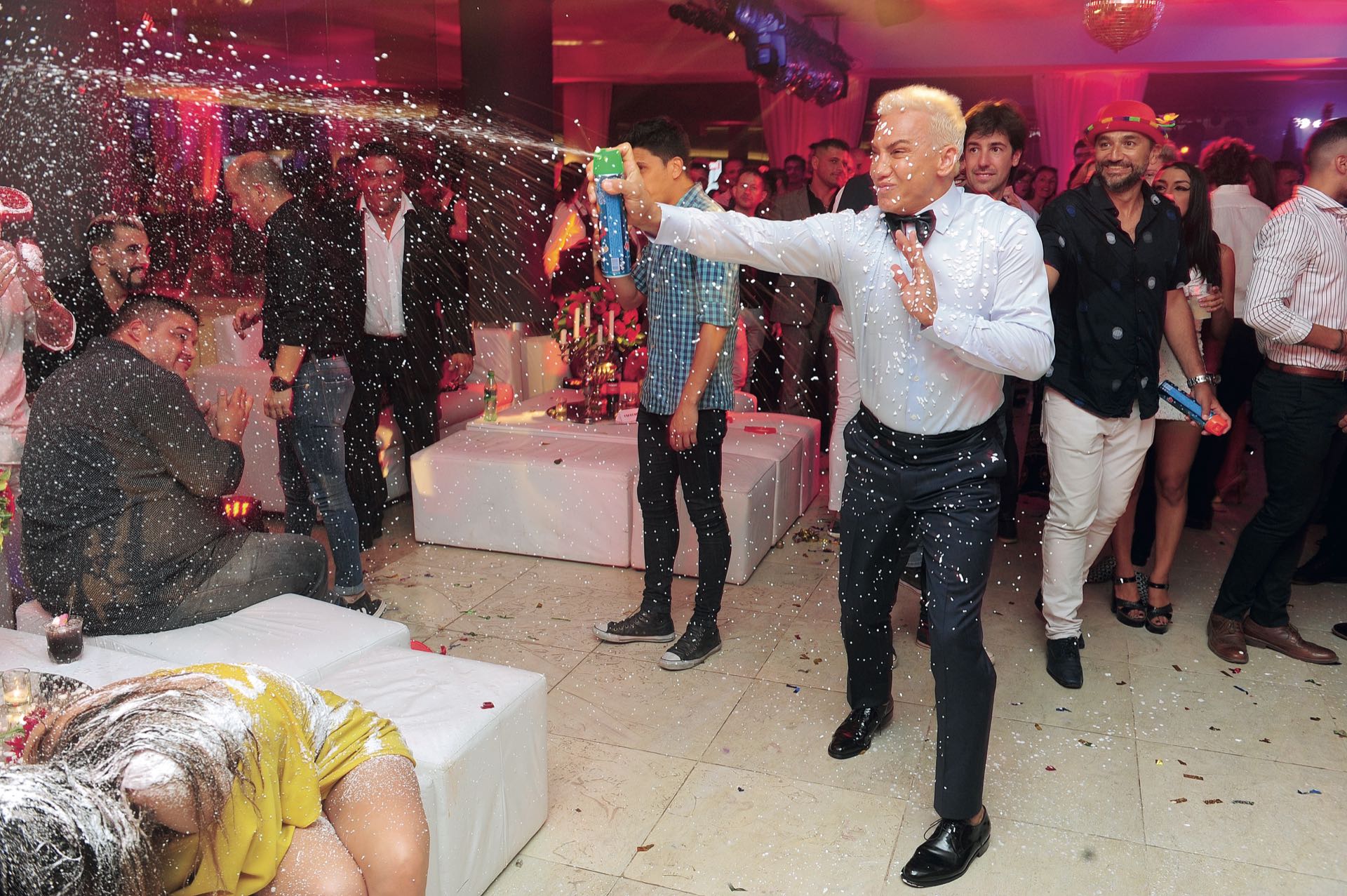 Flavio se copó con la espuma y empezó a disparar contra todos. En el sillón, inclinada hacia abajo, Silvina Luna intenta zafar del baño de nieve. (Foto GENTE)
