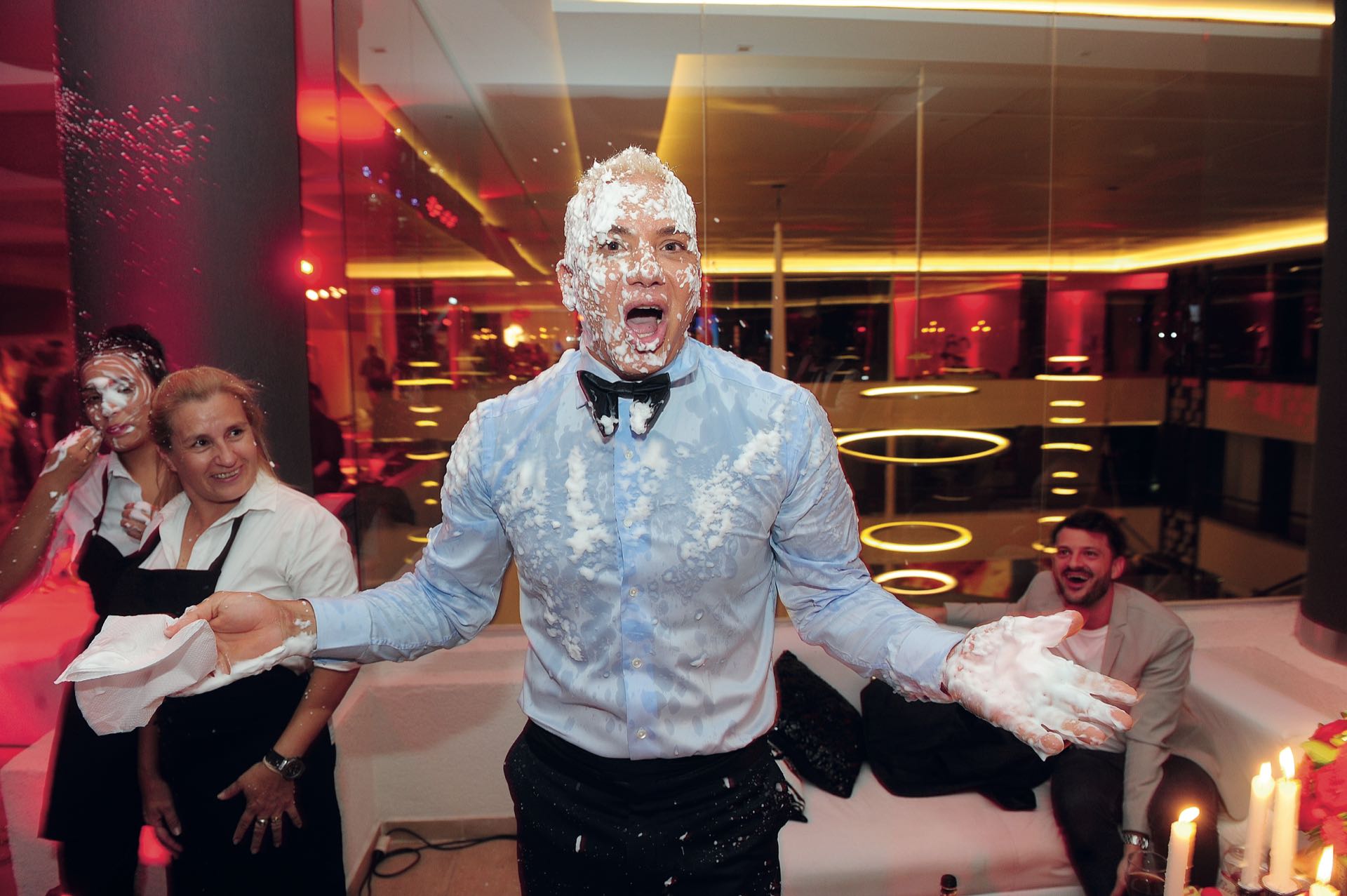 Pero no le sirvió demasiado: así quedó tras un complot de sus compañeros, que lo llenaron de espuma. (Foto GENTE)