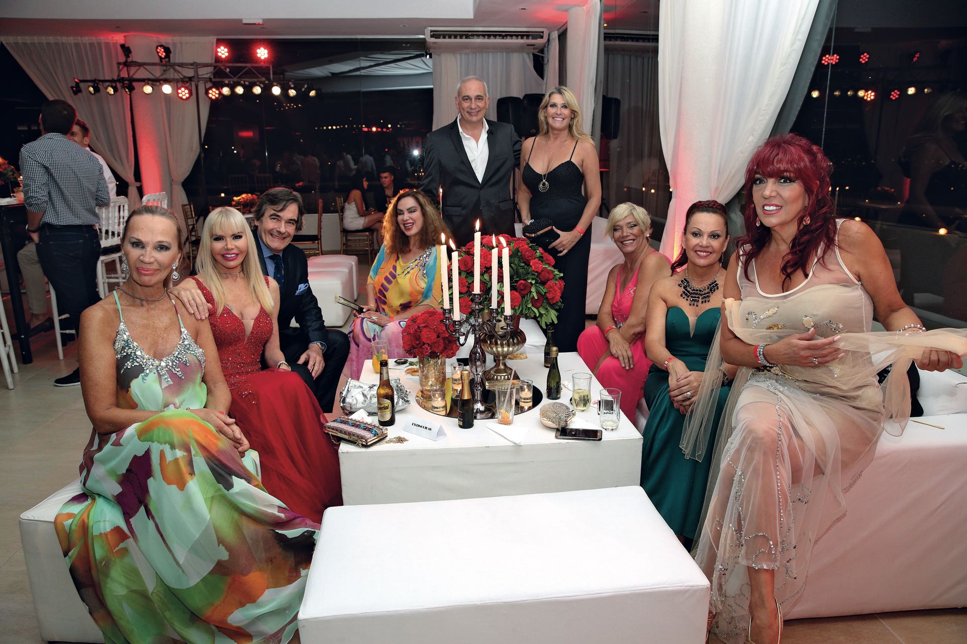 Las Extinguidas a pleno: Patricia Dal, Adriana Aguirre (junto a su marido, Ricardo García), Beatriz Salomón, Eduardo Giordano (dueño del Eleton Resort & Spa), Sandra Smith, Noemí Alan, Naanim Timoyko y Silvia Peyrou. (Foto GENTE)