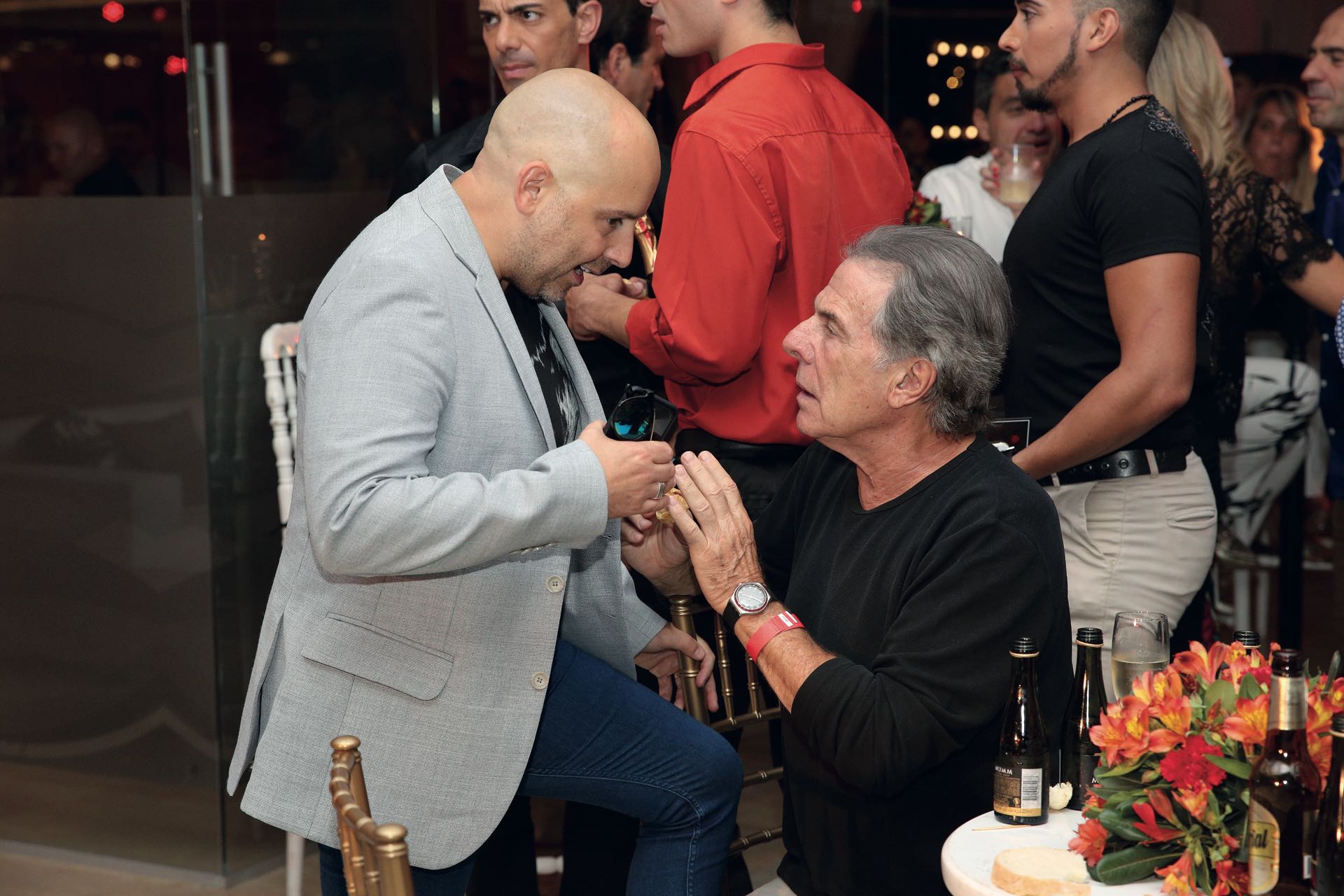 Charla animada entre José María Muscari y Víctor Laplace. (Foto GENTE)