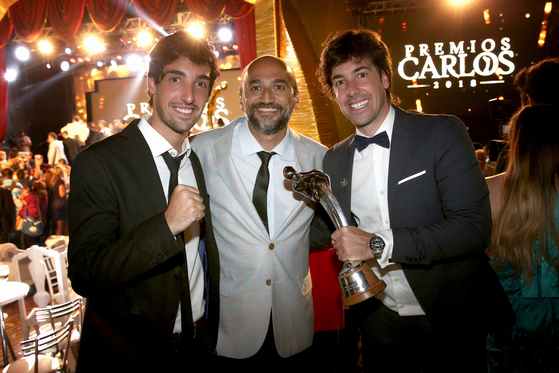 Willy Magia y Gastón Massa, ganadores de un Carlos, con el periodista Pablo Layus