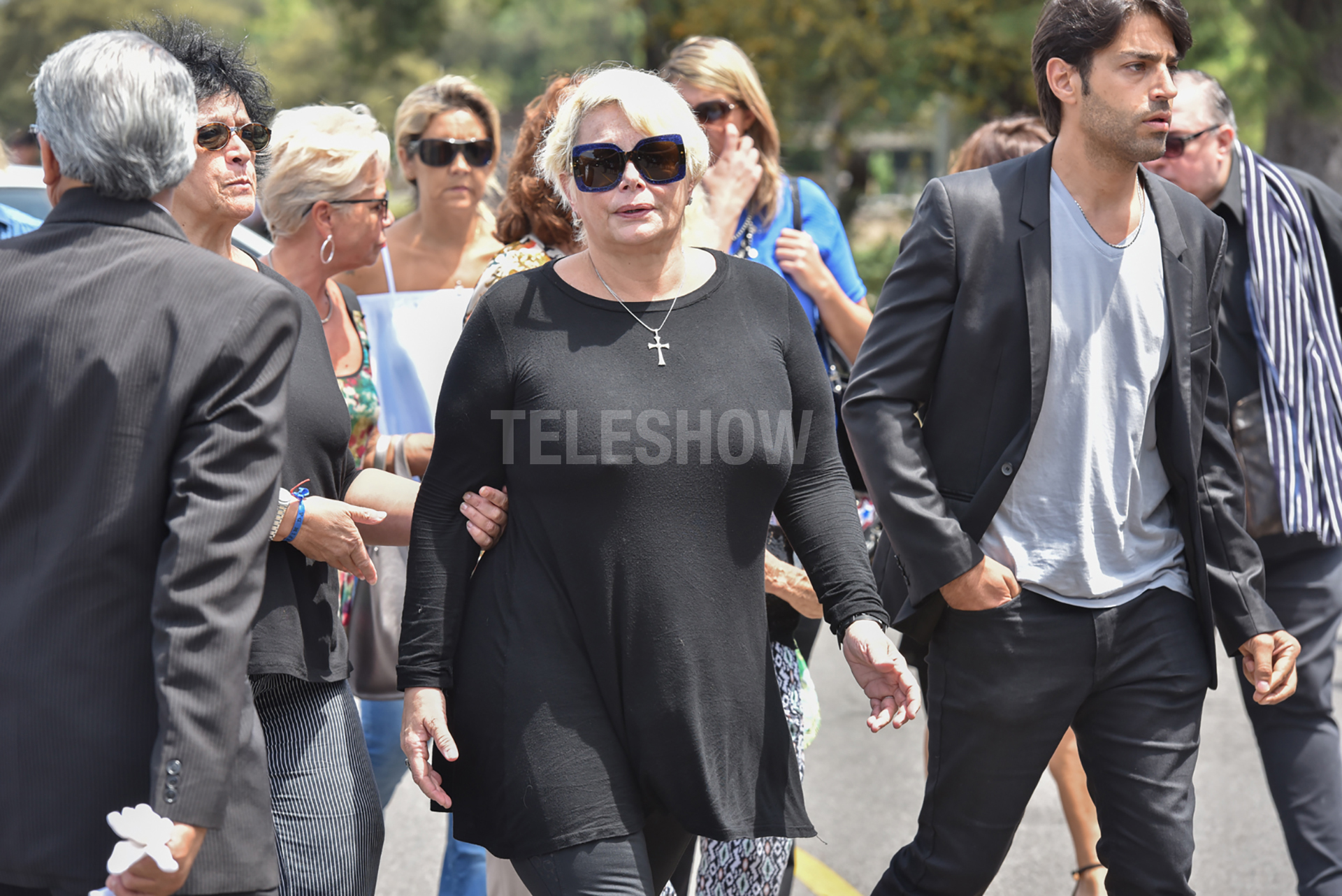 Carmen Barbieri llega al Cementerio de La Chacarita pasado el mediodía de este martes para despedir a su mamá, Ana Caputo; a su lado, el actor Alejandro Cupito (Guillermo Llamos)