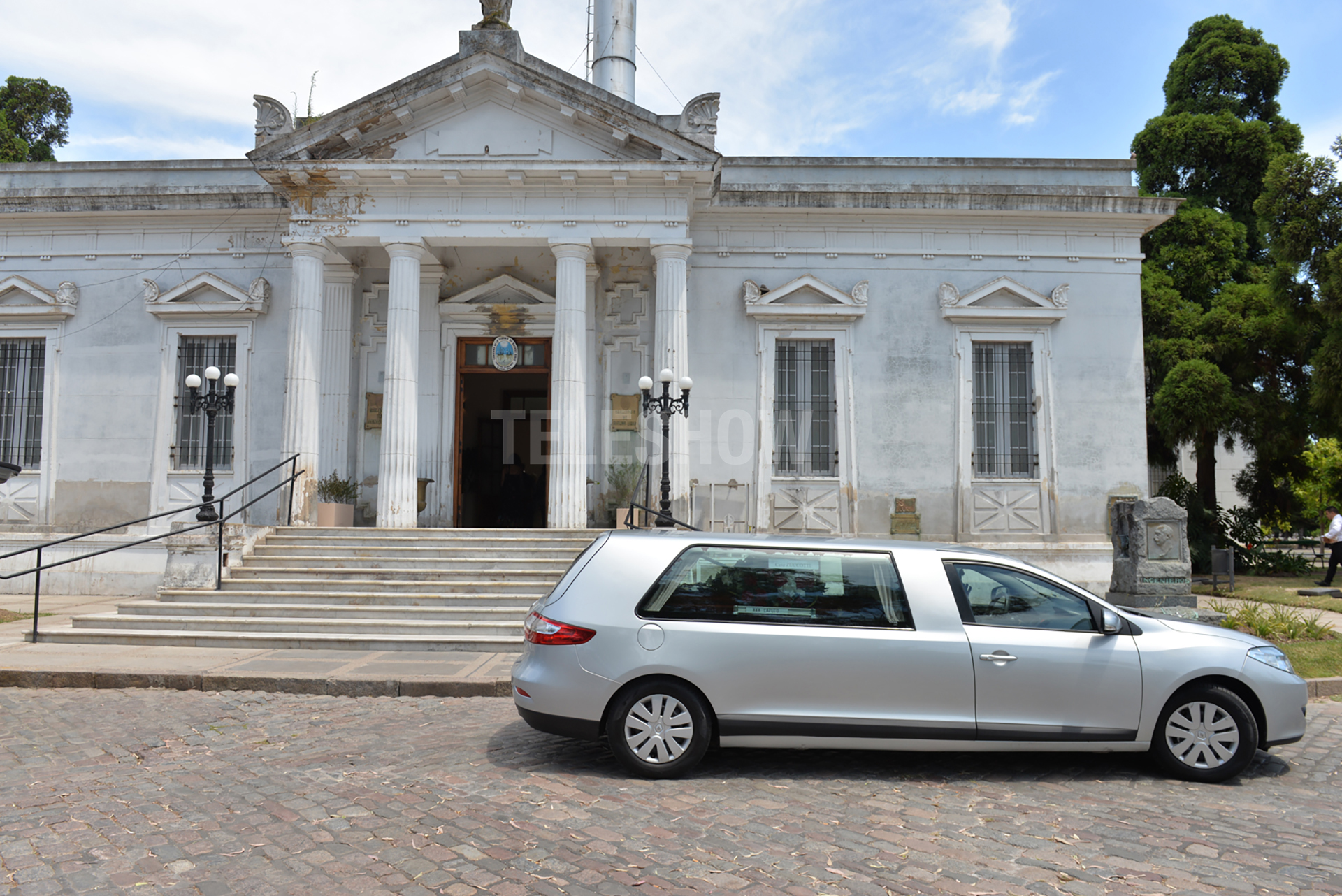 La sala crematoria del Cementerio de La Chacarita; Federico retomará esta misma noche las funciones de “Magnífica”: “Por unos días voy a cubrirte vieja, vos descansá, saná. Yo me ocupo del resto, el abuelo y la abuela hubiesen querido esto. Te amo”, escribió en Twitter, anunciando el regreso de la obra