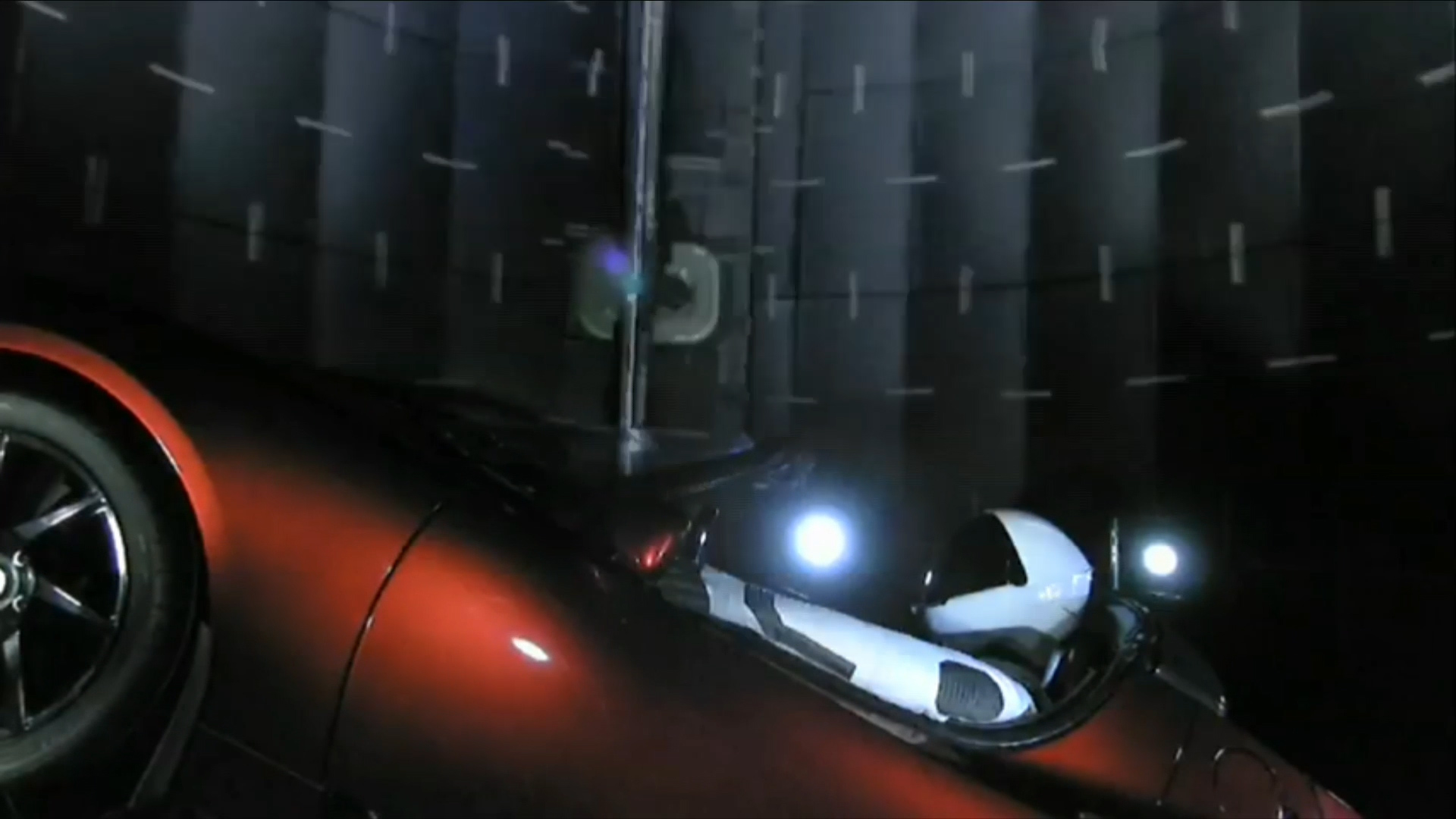Así fue colocado el Tesla rojo en el interior del cohete Falcon Heavy de Space X para emprender un histórico trayecto