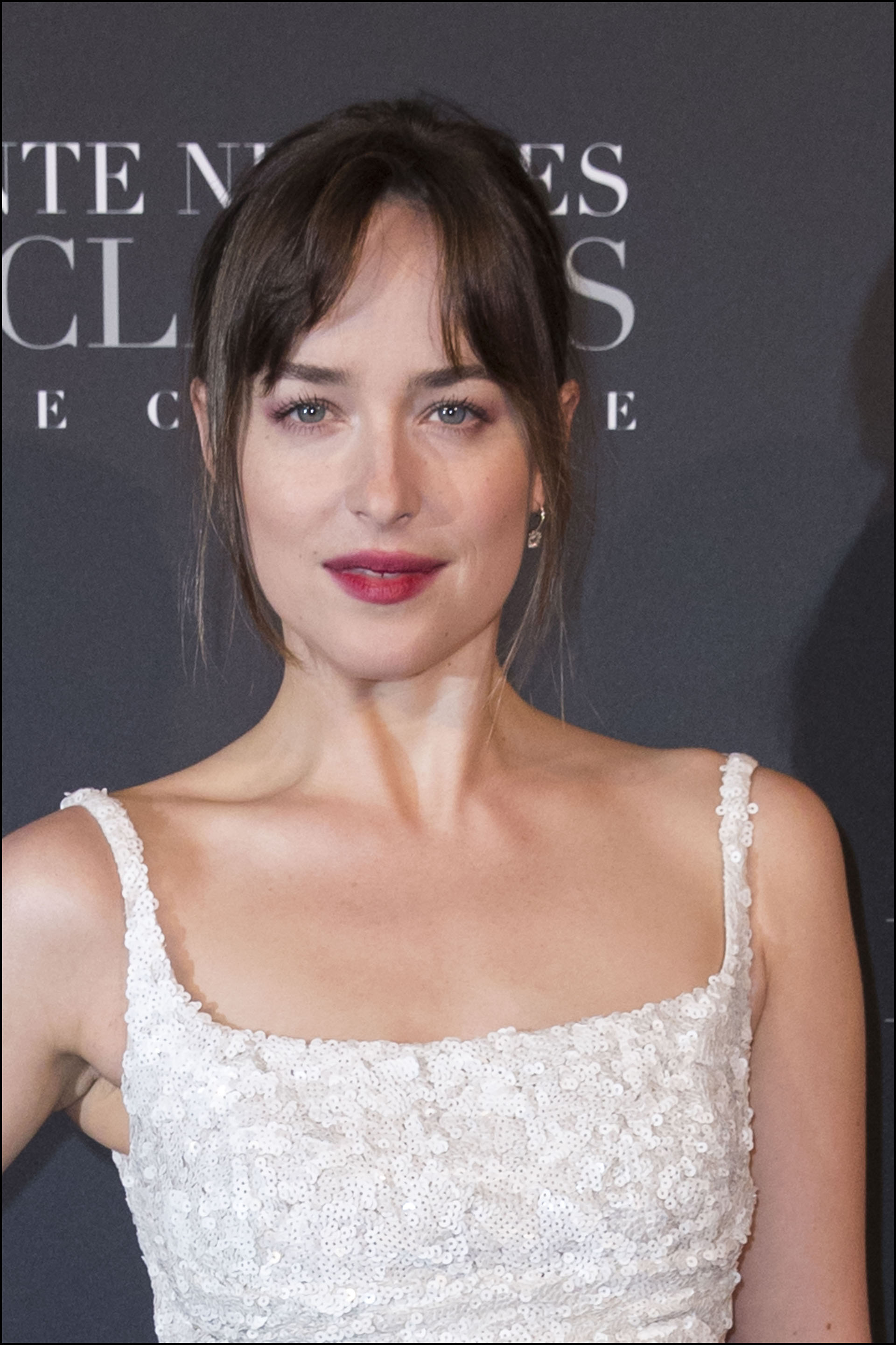 Fiel a su estilo, Dakota impusó tendencias, esta vez con un beauty look en sombras rojizas y labios efecto ‘corrido’