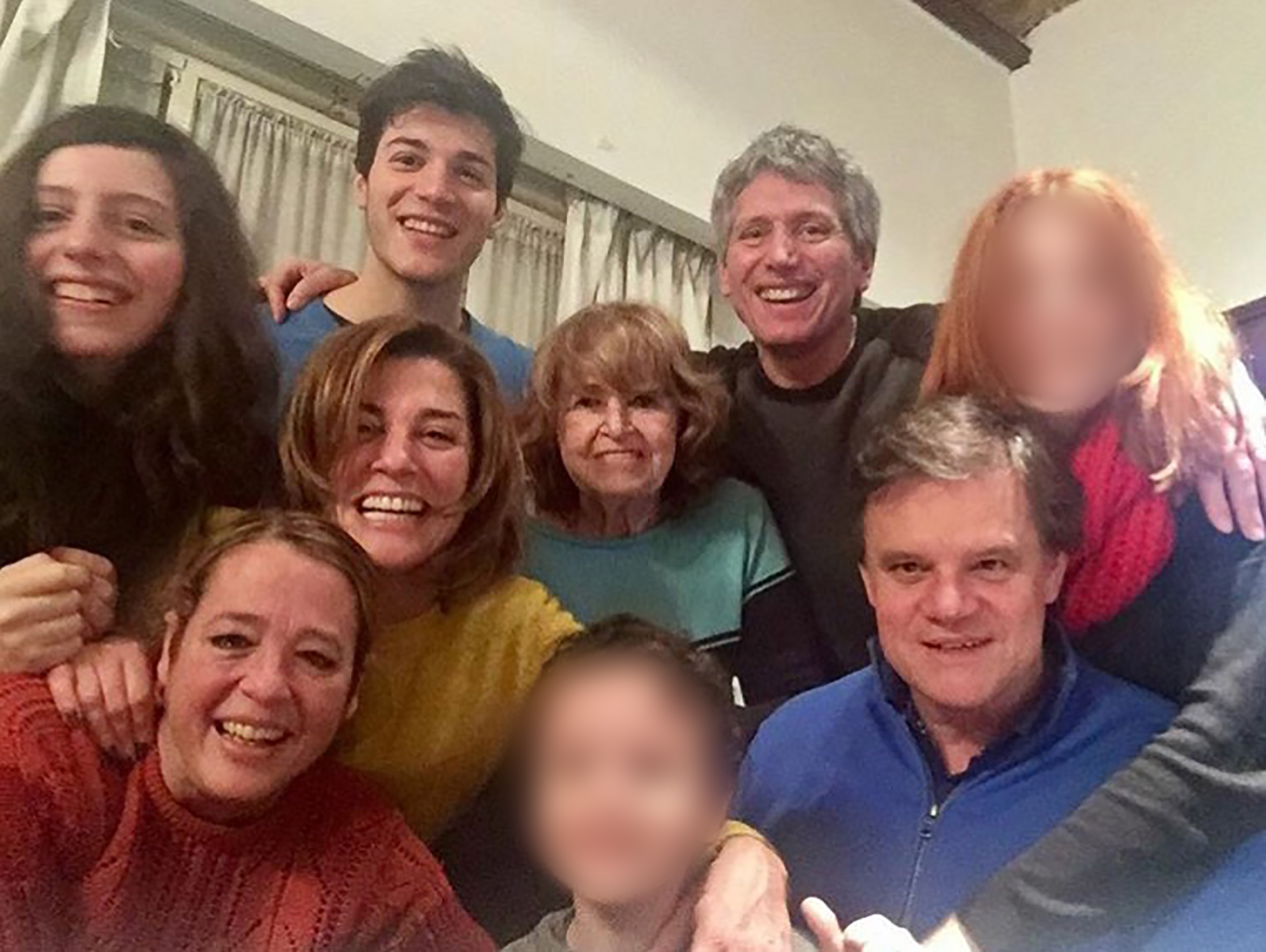 En familia, junto a su madre, hijos y sobrinos, entre otros