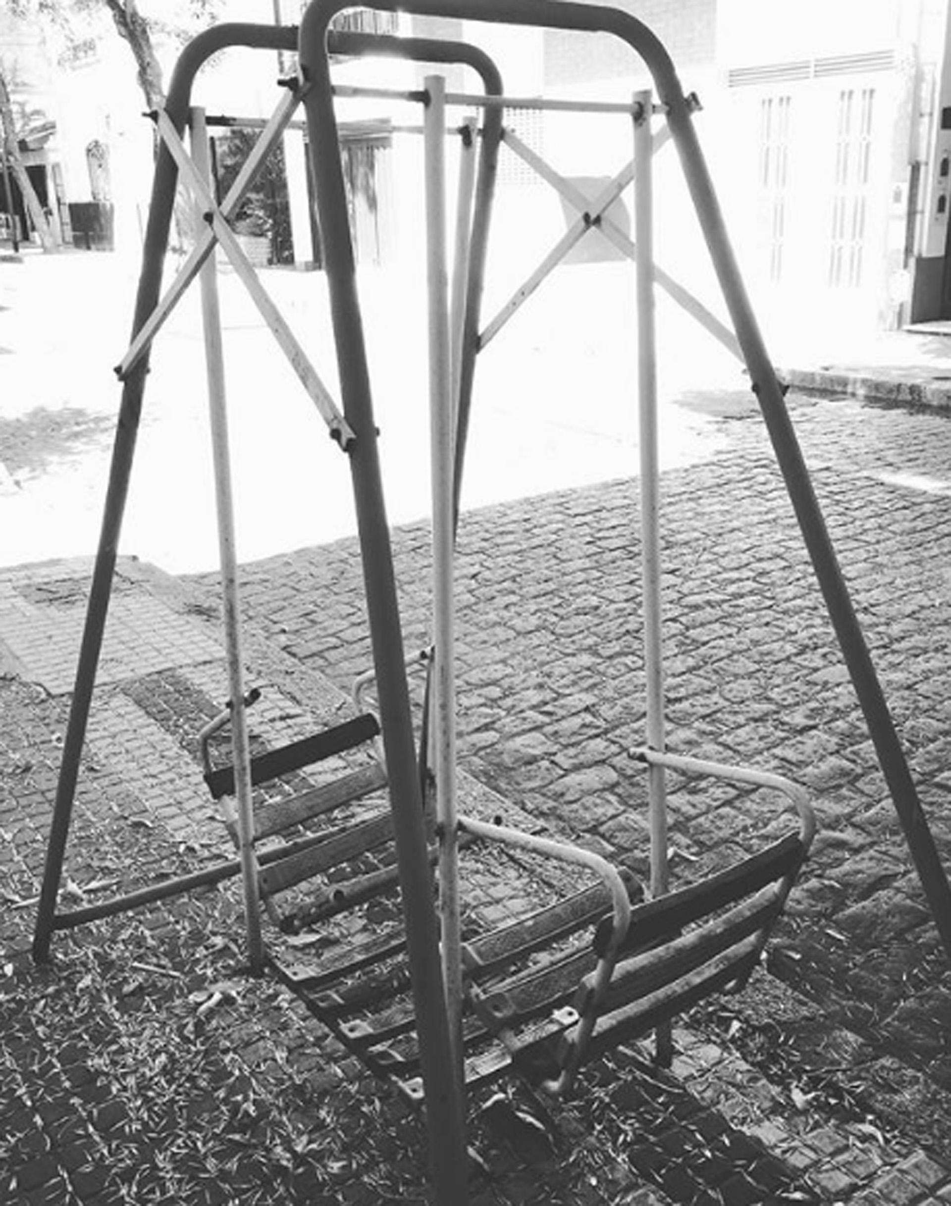 Esperando que retiren de mi vereda esta reliquia que habitó hasta hoy el patio de mi casa. Se retira maltrecha pero con honores, tras habernos regalado años de risas, juegos y viento en la cara. Me siento en Toy Story 3