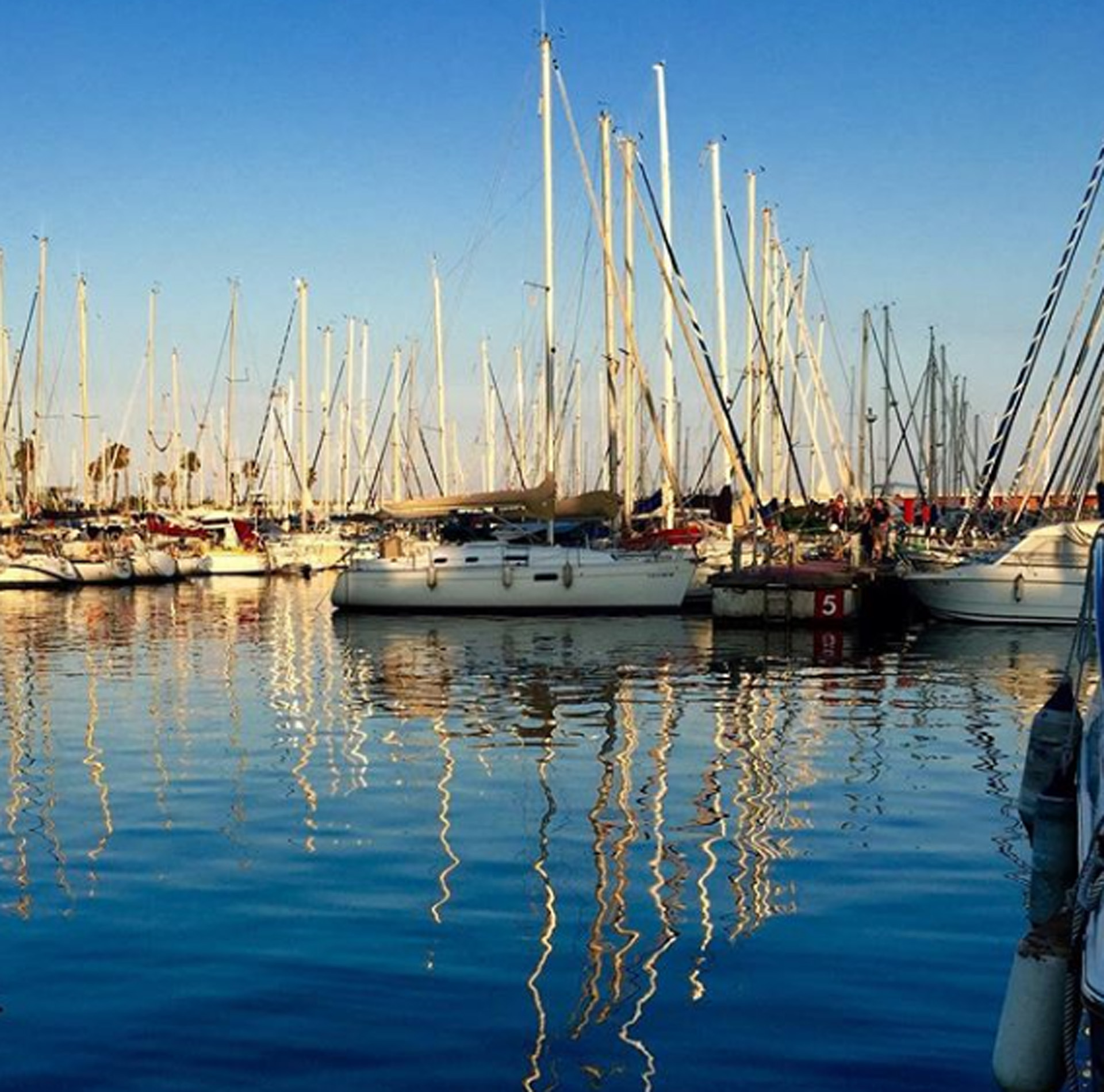 El punto exacto donde el calor fusiona cielo y Mediterráneo