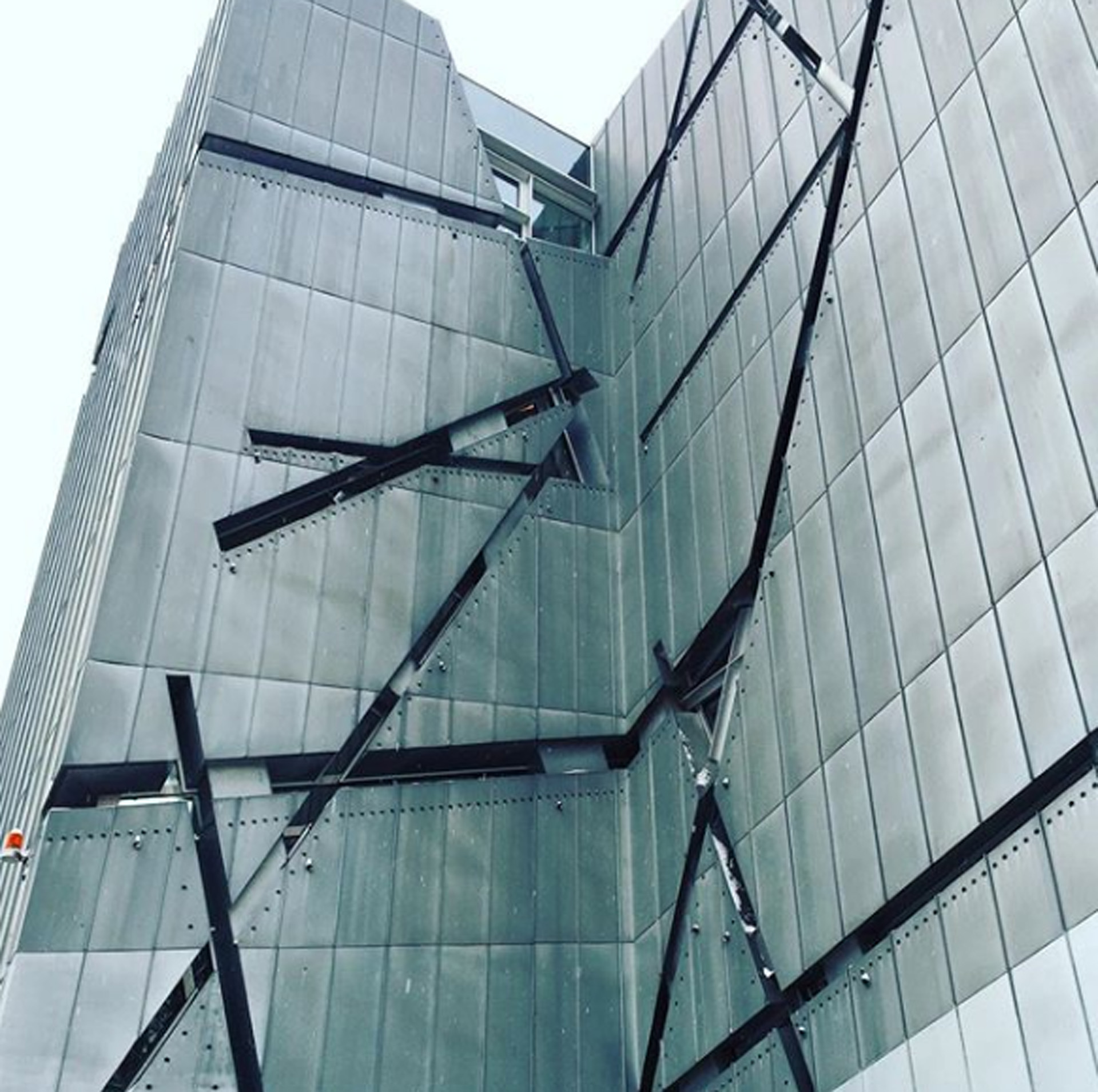 Ventanas como cicatrices en el Museo Judío de Berlín