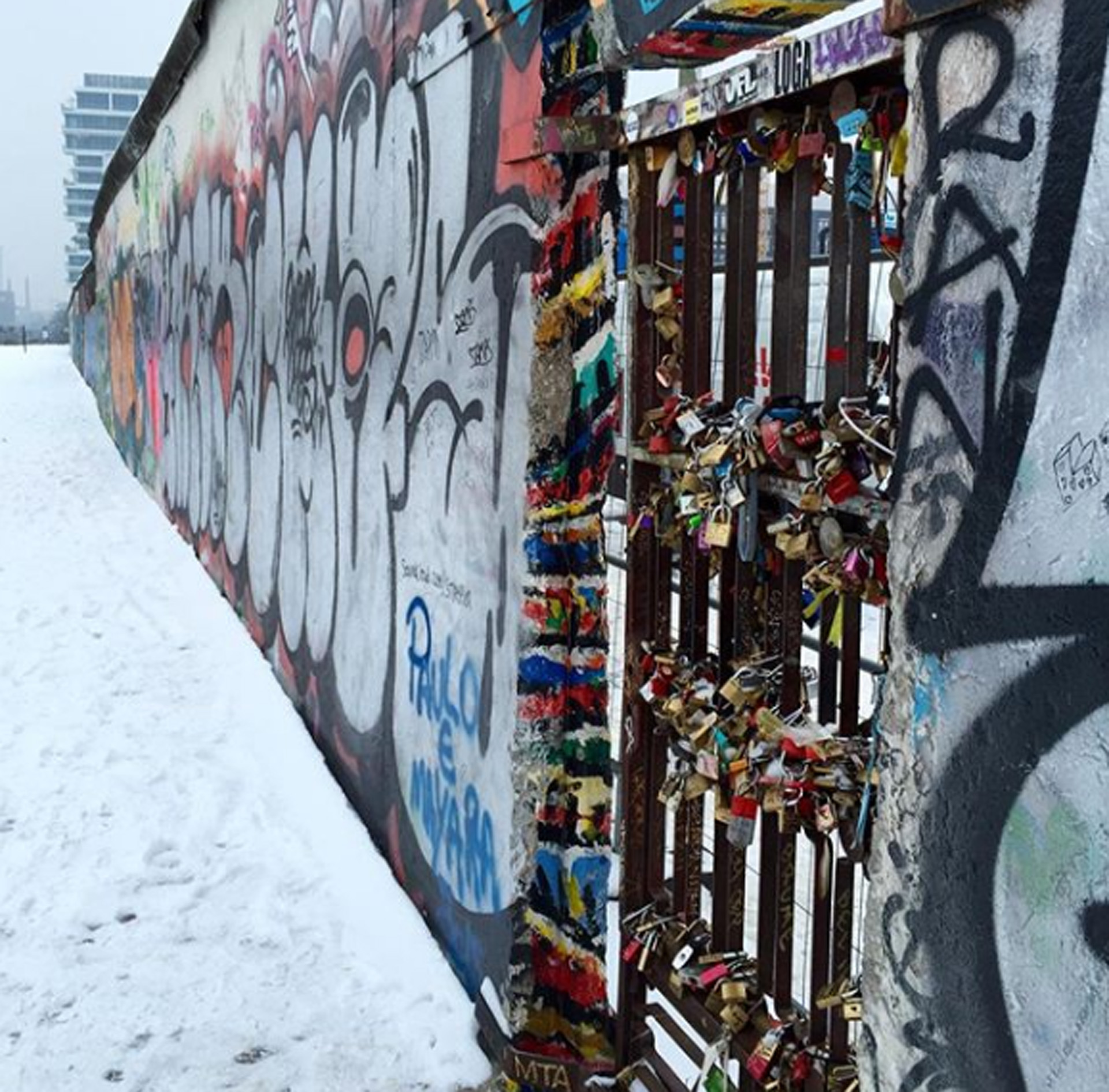 Los candados que quitaron del #pointdesarts de París llegaron al #murodeberlin #thewall
