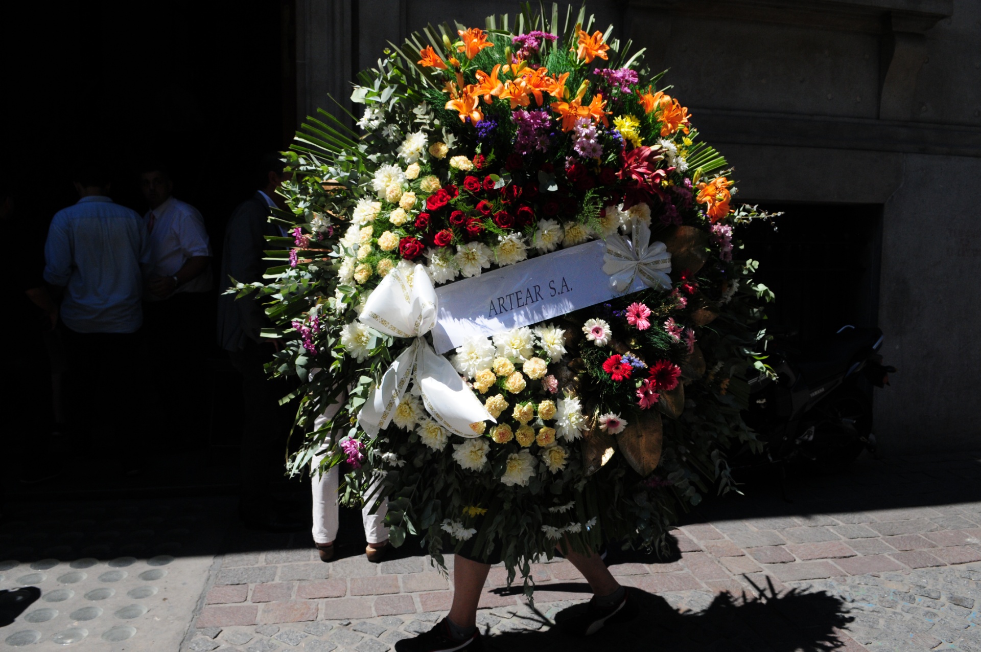 La corona de flores de Artear, la empresa que tiene la licitación de Canal 13