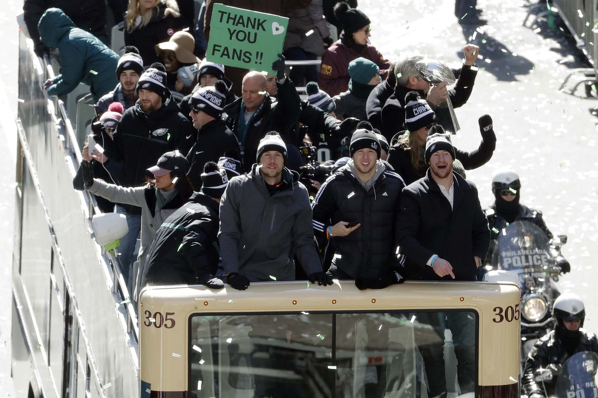 Nick Foles, Nate Sudfeld y Carson Wentz al frente del bus