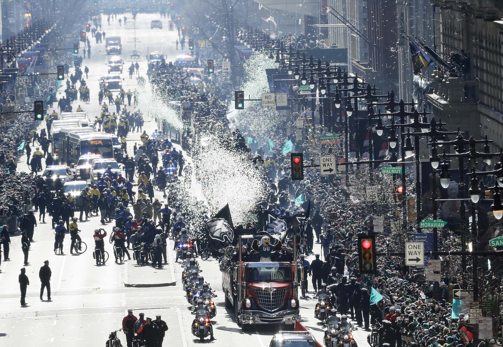 El bus de los Philadelphia Eagles recorre la Broad Street