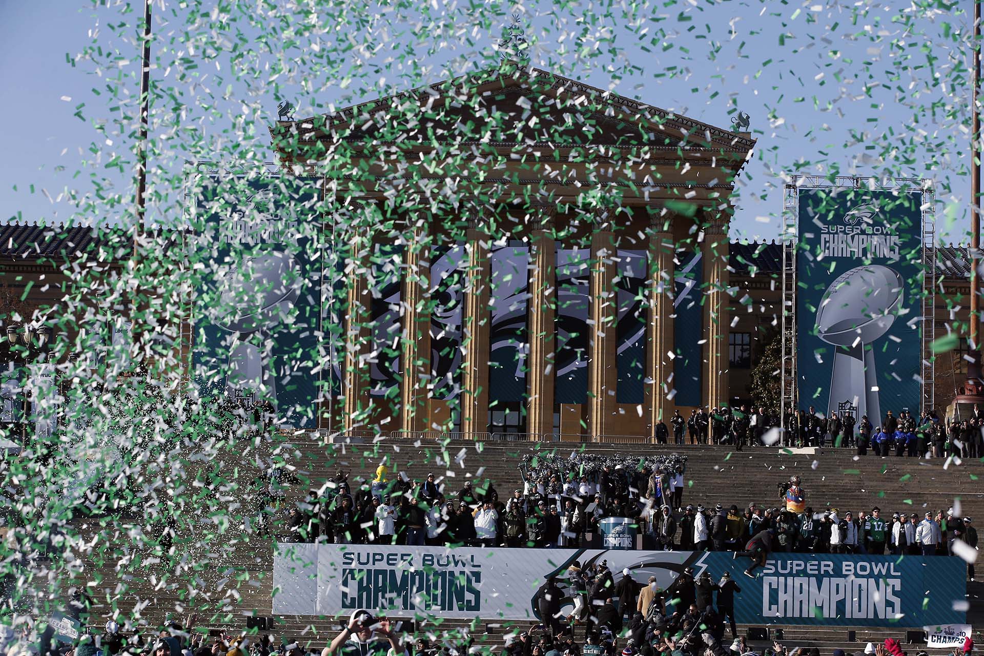 Una lluvia de papelitos sobre los campeones del Super Bowl LII