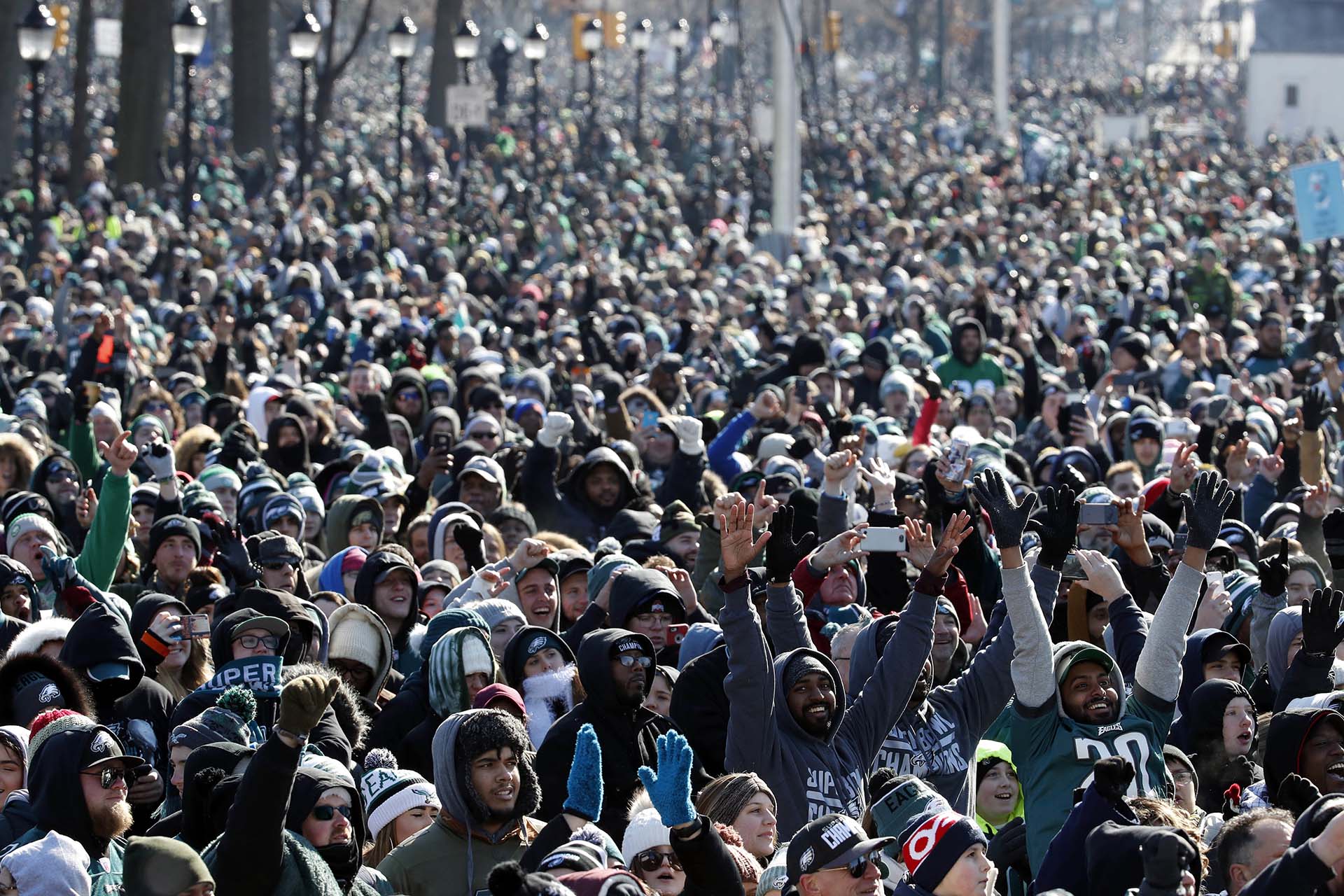 Lurie sujetaba un letrero en el que se podía leer “Thank You Fans” (Gracias Aficionados), mientras que Foles, ganador del premio de Jugador Más Valioso (MVP) frotaba el trofeo Vince Lombardi de campeones del Super Bowl LII