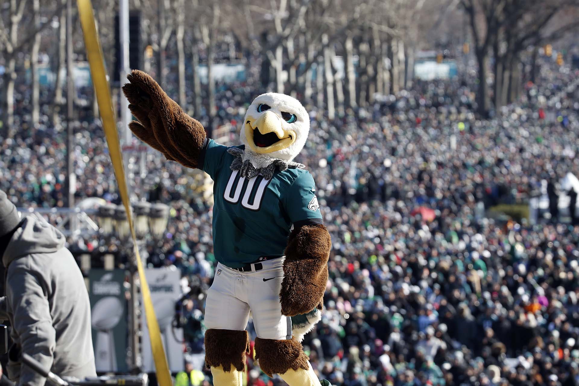 Los aficionados presentes en el desfile también pudieron disfrutar de un momento especial cuando el entrenador en jefe de los Eagles, Doug Pederson, que hizo su debut en el Super Bowl y superó al legendario Bill Belichick, de los Patriots, decidió bajarse del autobús para generar otra sorpresa