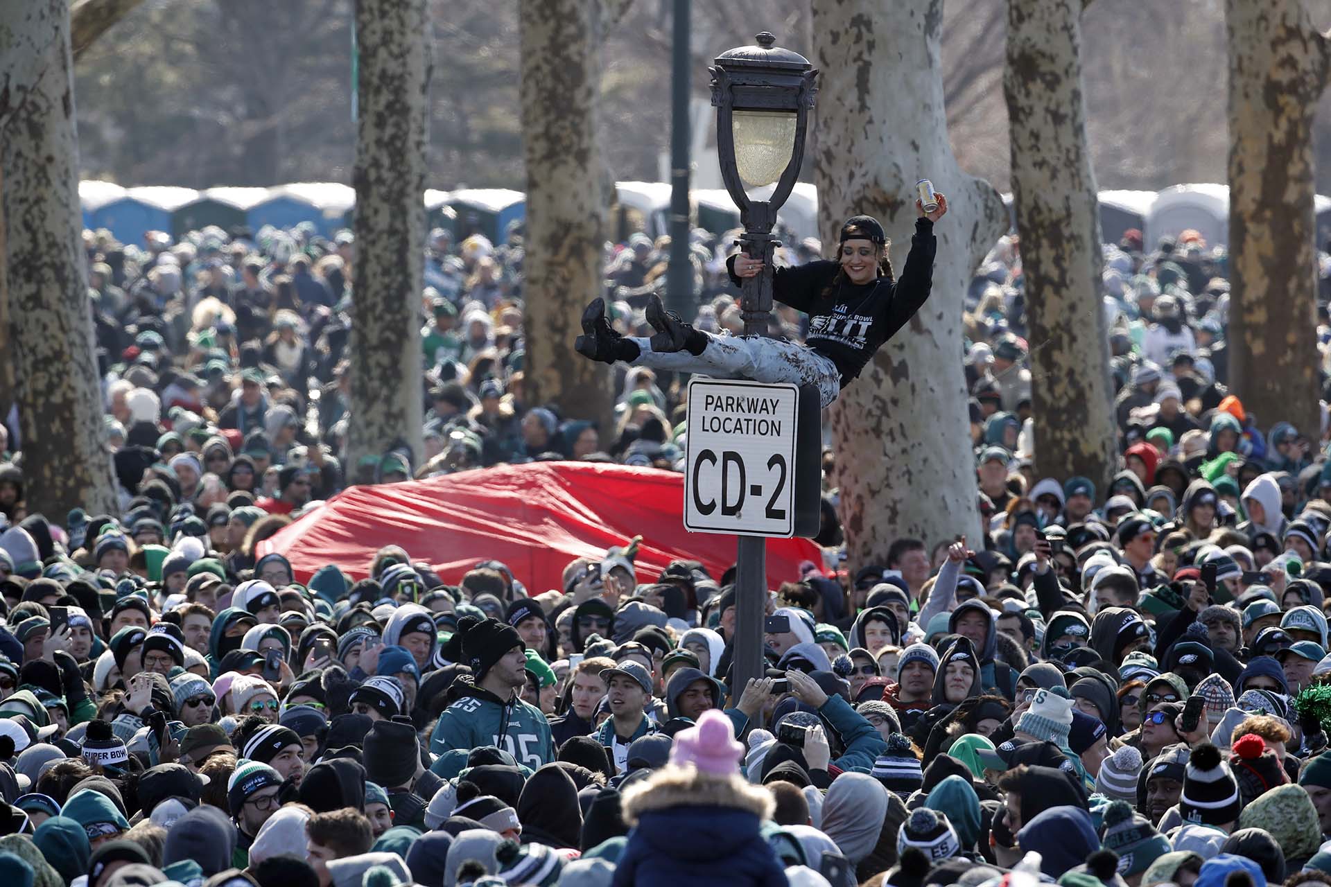 Algunos jugadores de los Eagles lanzaron camisetas a los aficionados a lo largo del desfile, mientras que otros como el centro titular Jason Kelce, quien iba disfrazado, siguió el ejemplo de Pederson y caminó durante el trayecto para saludar de mano a algunos aficionados