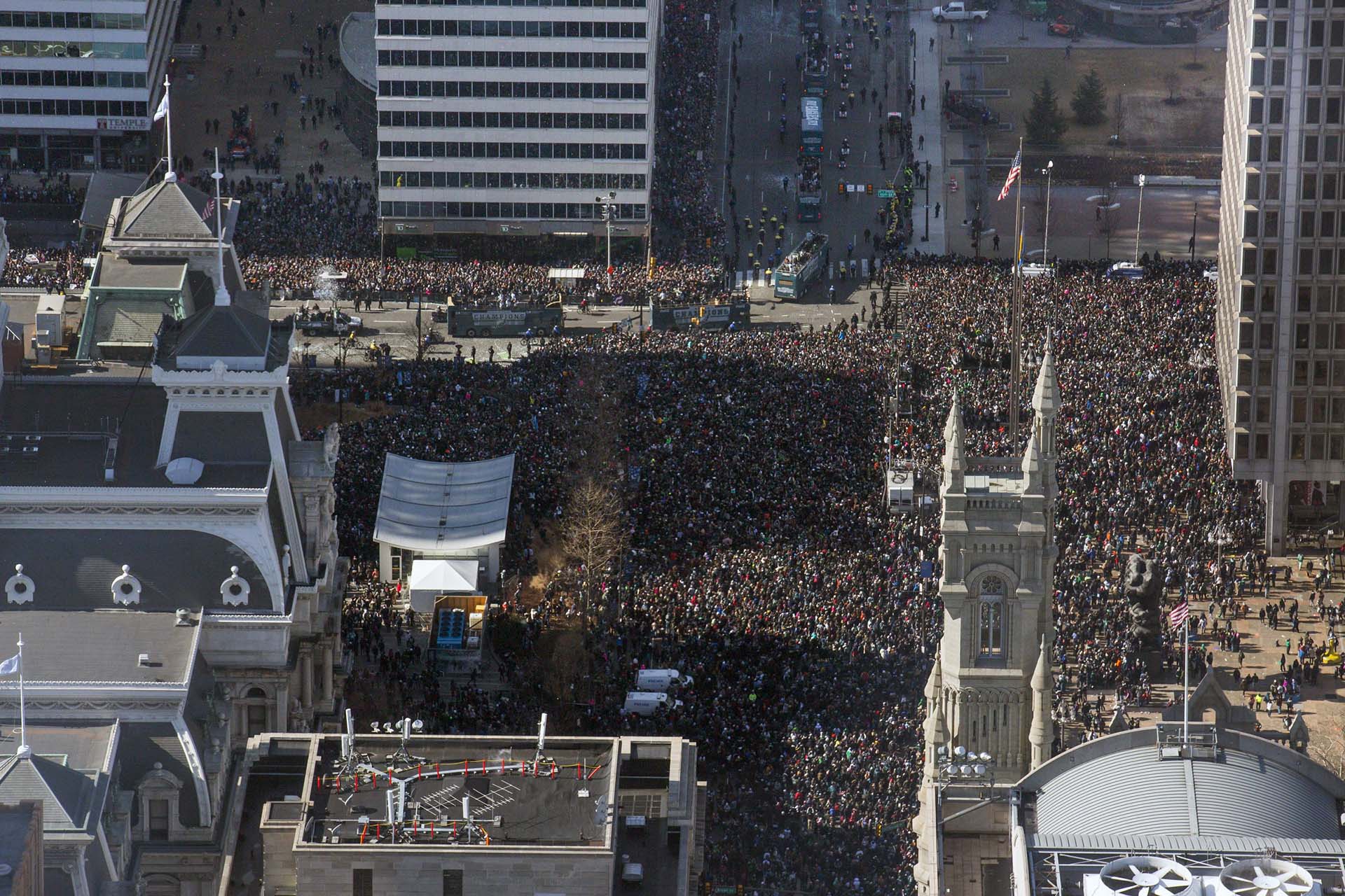 Los organizadores confirmaron que esperaban a más de dos millones de personas, las que salieron a las calles de Filadelfia para participar en la celebración del desfile