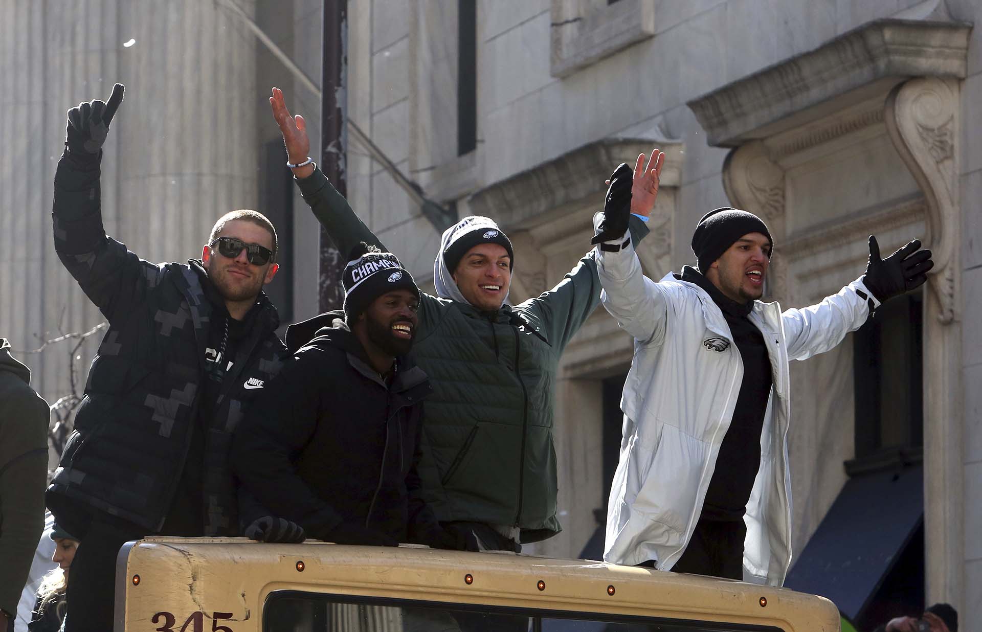 Tampoco las bajas temperaturas y los vientos gélidos fueron impedimento para que los aficionados se asegurasen un puesto en el recorrido de más de 7,5 kilómetros que hicieron todos los componentes del equipo de los Eagles con su dueño Jeffrey Lurie a la cabeza, que comenzó cerca del estadio del equipo, el Lincoln Financial Field, y concluyó en las escaleras del Museo de Arte