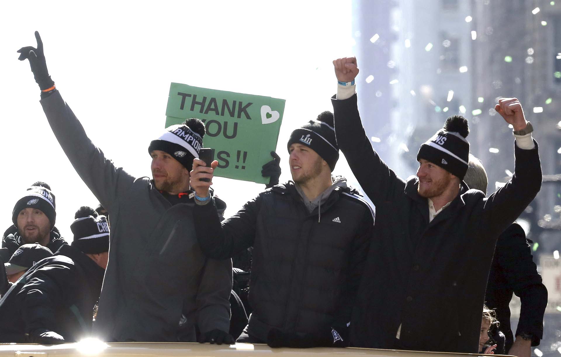 Nick Foles, Nate Sudfeld y Carson Wentz disfrutan de la celebración