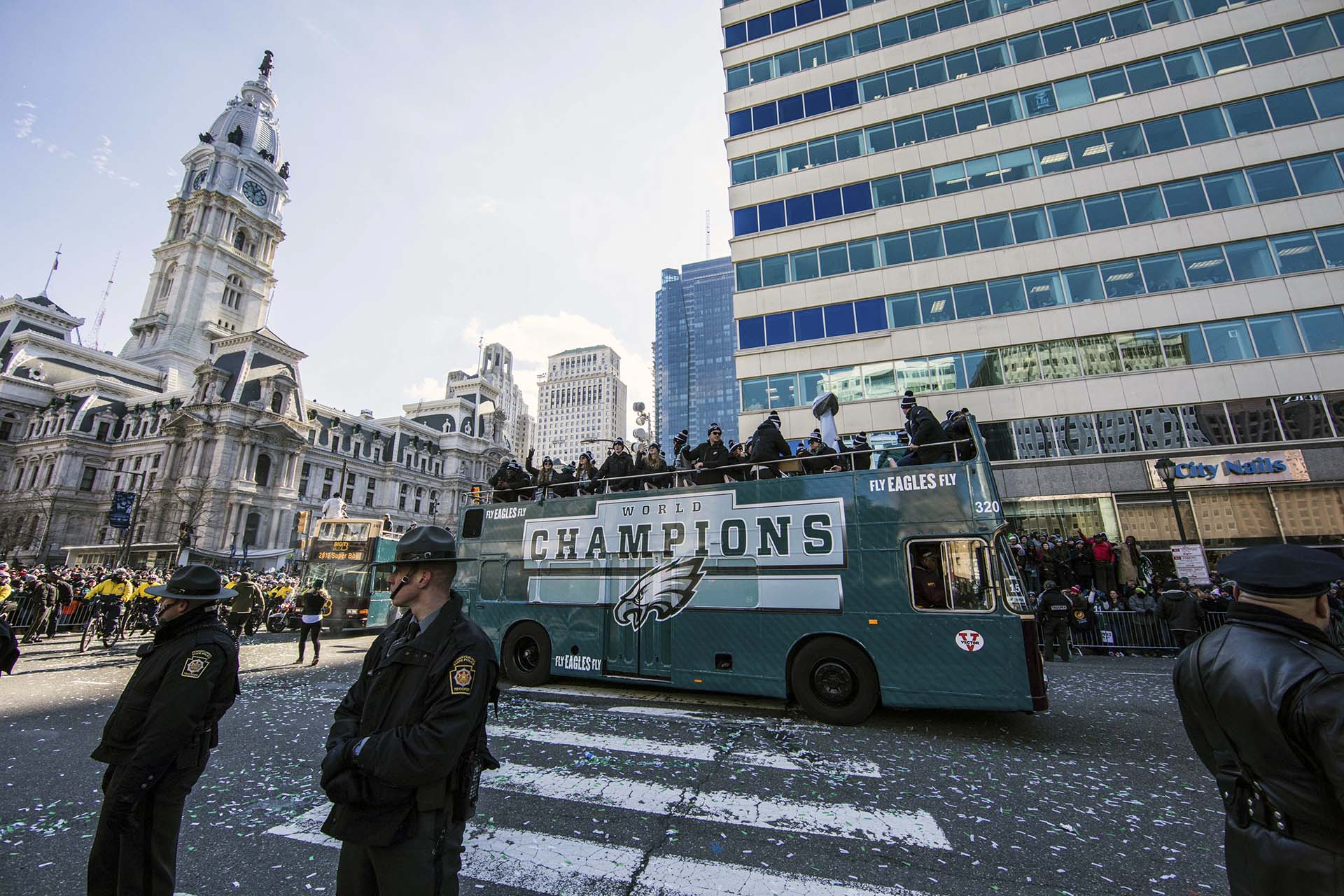La celebración después de tanta espera mereció la pena para que desde altas horas de la madrugada algunos acamparan en automóviles y edificios de oficinas e incluso en tiendas de campaña para asegurarse que podrían ser testigos de la celebración de los nuevos campeones del Super Bowl
