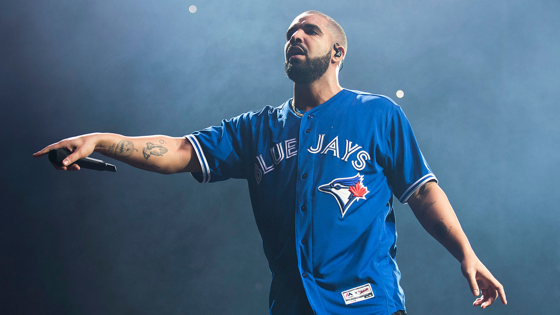 Aubrey Drake Graham, conocido artísticamente como Drake, intercaló sus acciones humanitarias con la grabación del vídeoclip de su nuevo single “God’s Plan”, que ya reemplazó a “Havana” de Camila Cabello en el número uno de Billboard