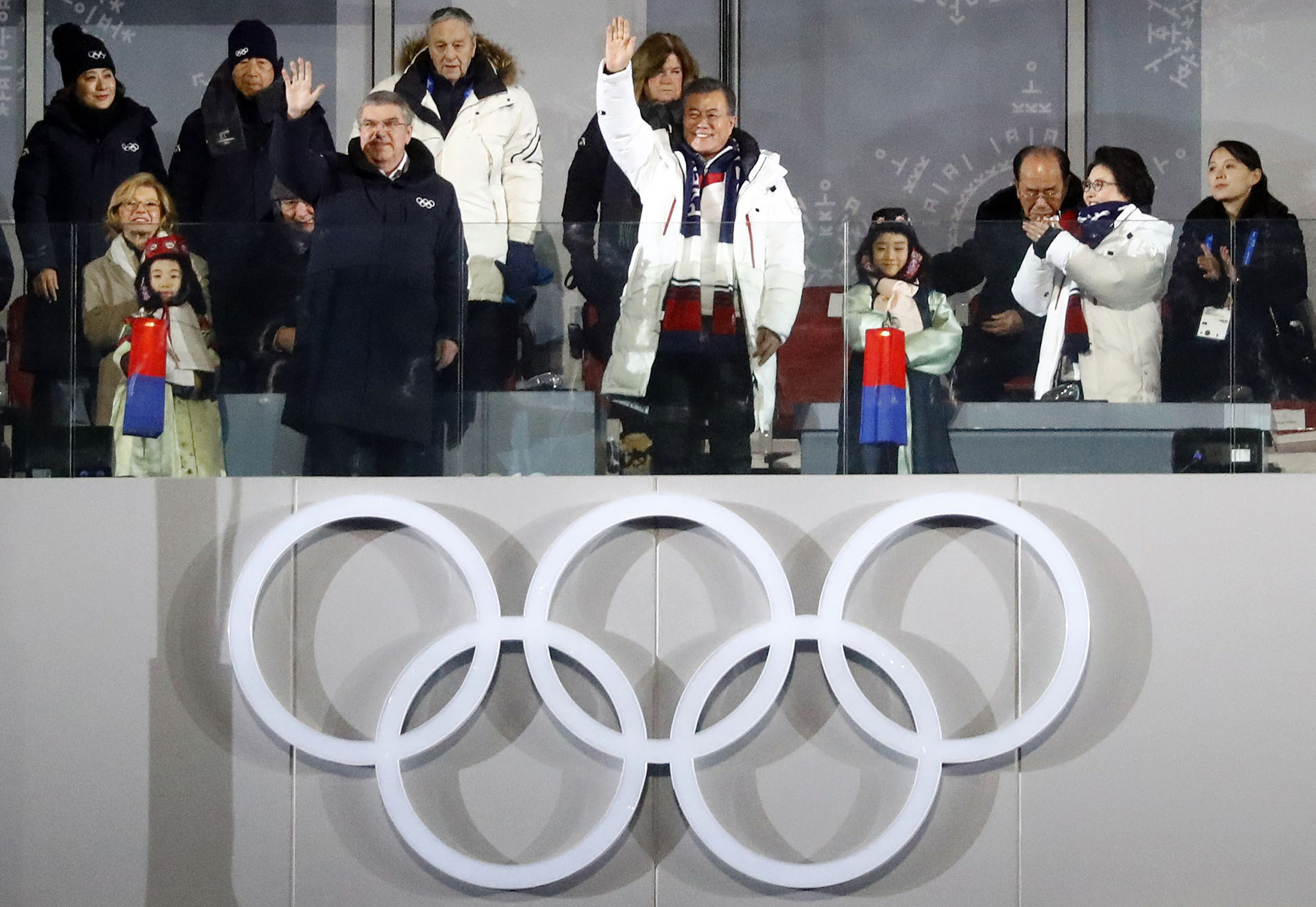 El saludo inicial de Moon Jae-in en el palco oficial. En el extremo derecho, “la princesa Yo-jong”, como se la conoce a la hermana del dictador de Corea del Norte