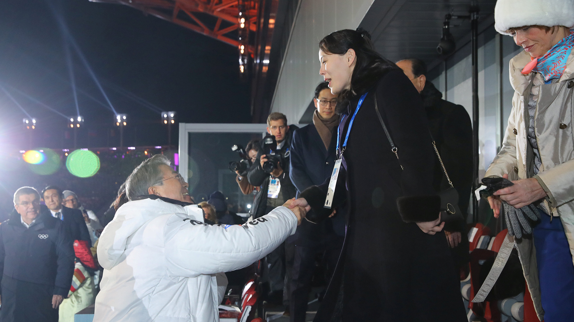 Momento histórico en el palco oficial del estadio en el que se celebró la ceremonia inaugural de los JJOO de Invierno: el presidente surcoreano Moon Jae-in saluda a Kim Yo-jong, hermana del dictador norcoreano Kim Jong-un