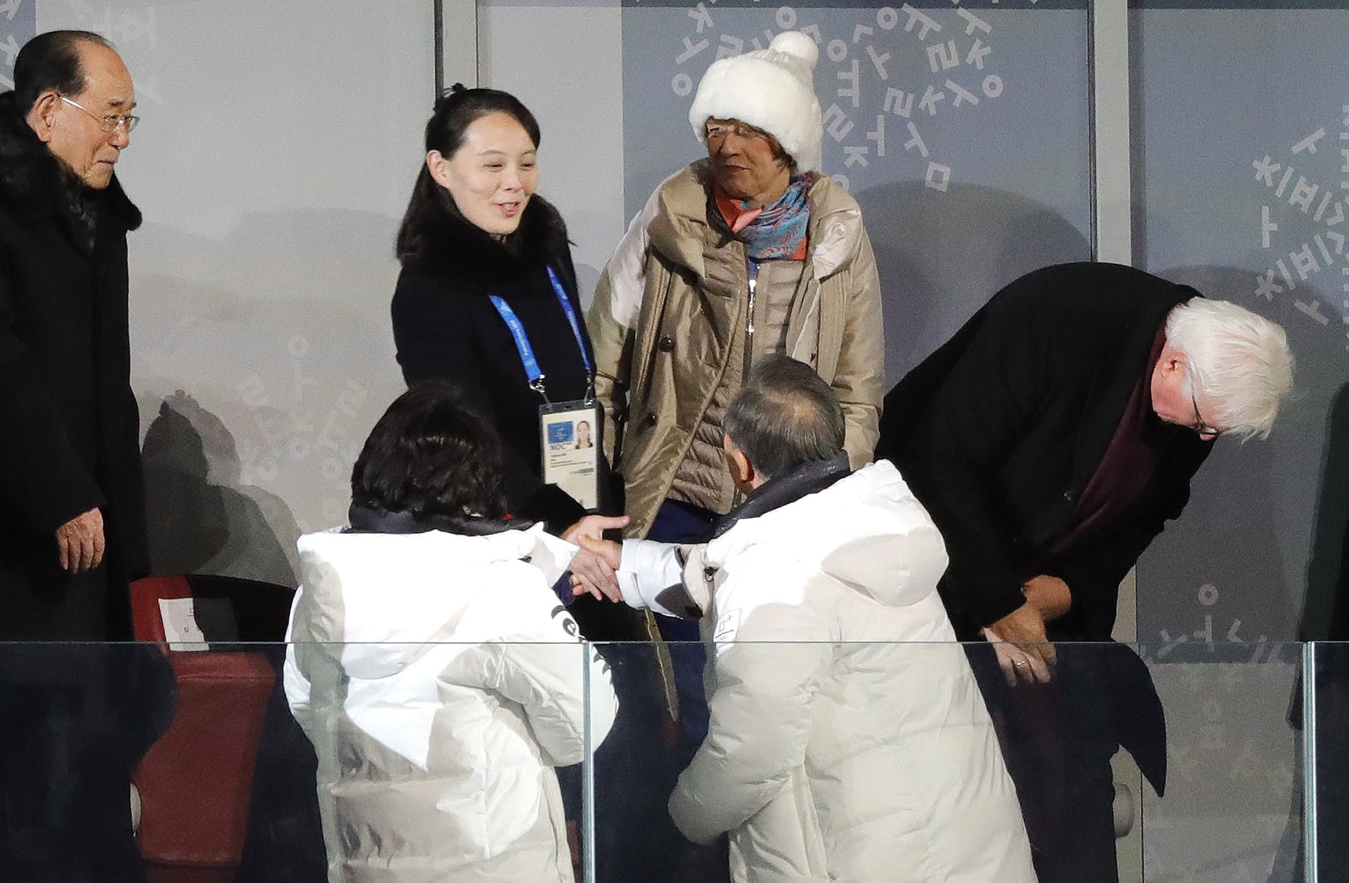 Otra toma del momento más esperado en el palco oficial. Observan a la izquierda Kim Yong-nam, jefe de Estado norcoreano, y debajo Kim Jung-sook, esposa del presidente surcoreano
