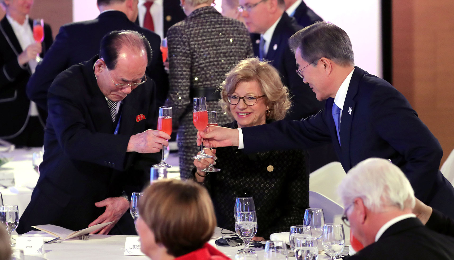 Brindis por la paz. El presidente Moon Jae-in choca su copa con la de Kim Yong Nam, presidente de la Asamblea Suprema del Pueblo de Corea del Norte en la inauguración de los Juegos Olímpciso de Invierno
