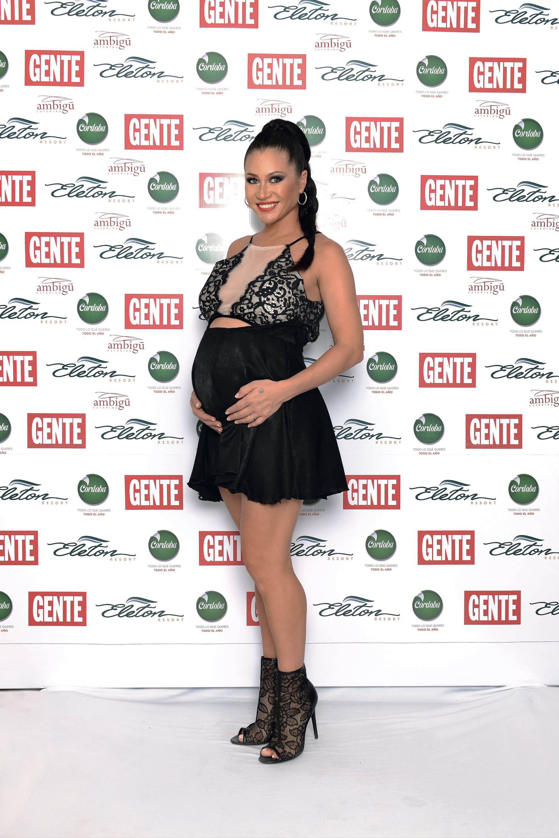 Adabel Guerrero, en negro con encaje blanco por Claudia Rossetti. (Foto GENTE)