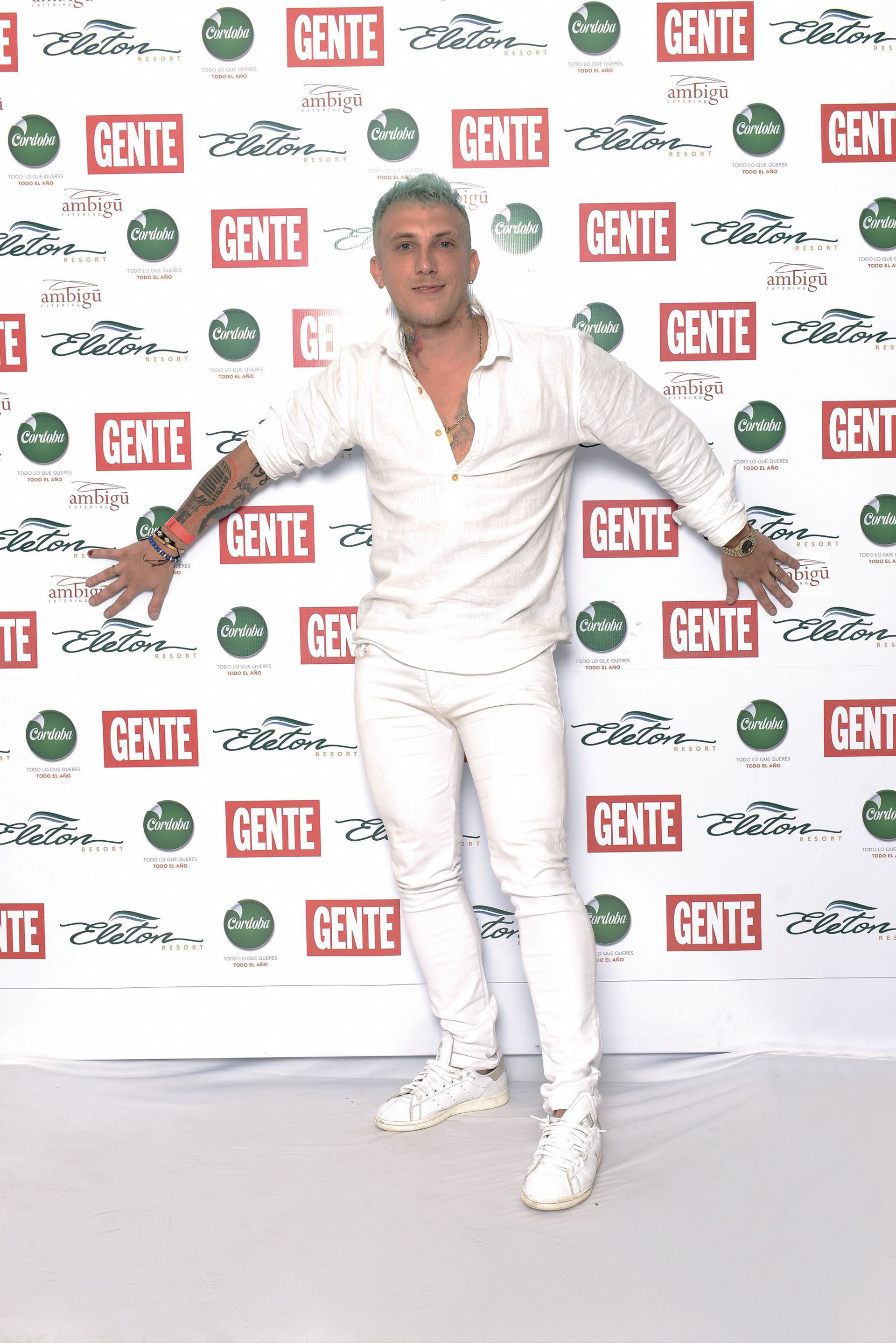 El Polaco, con look propio en total white. (Foto GENTE)