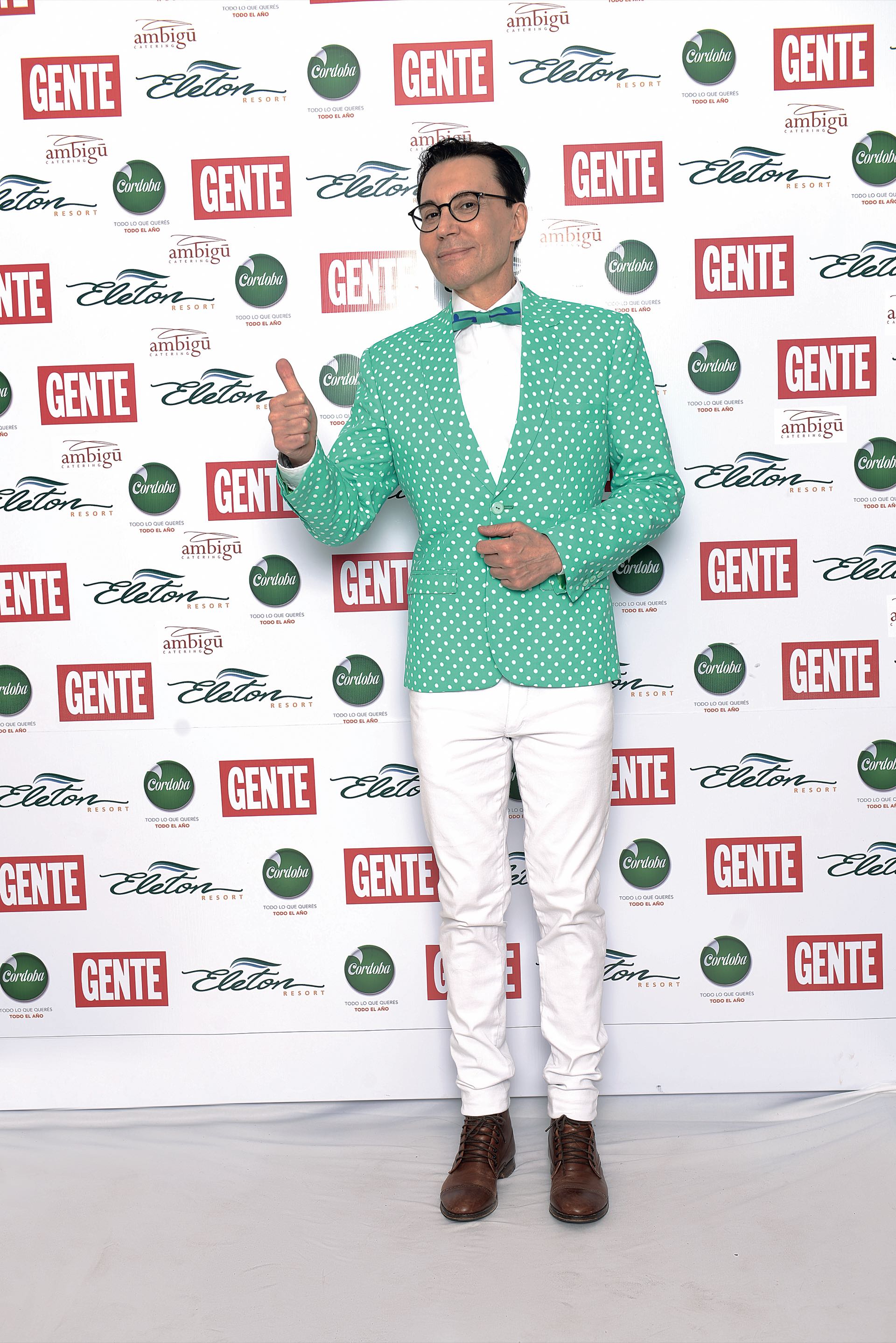 Marcelo Polino, traje de diseño propio con tela verde a lunares de París y moño de Milán. (Foto GENTE)