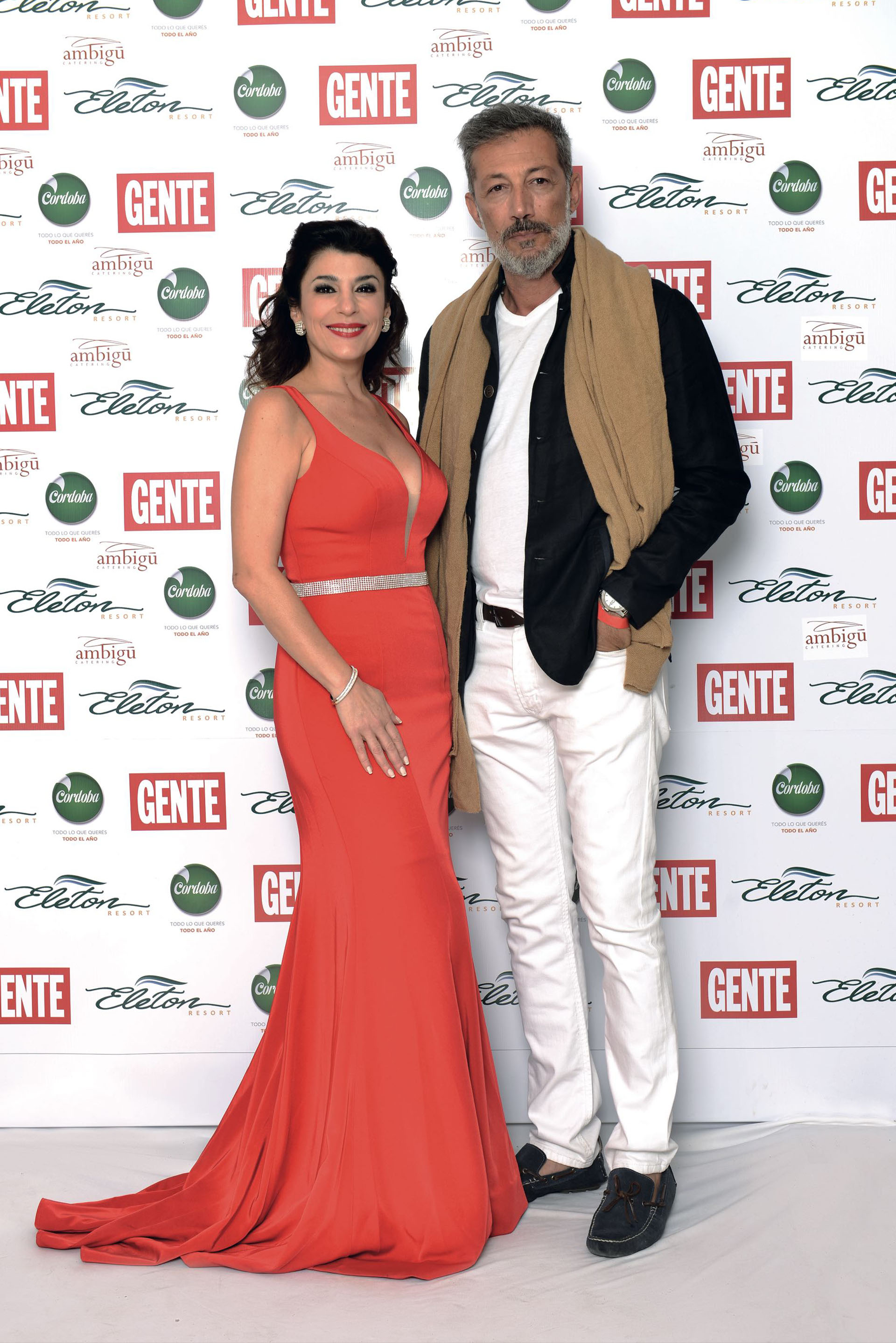Carolina Papaleo, por Cris Tillard. Miguel Cuberos, con look propio. (Foto GENTE)