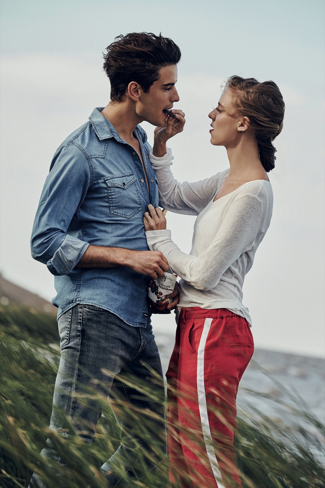 Fede: camisa de jean ($ 1.982, AY Not Dead) y jean ($ 990, Herencia Argentina). Lara: remera de mangas largas y pantalón con raya al costado ($ 740 y $ 1.770, Carmela Achaval). (Fotos: Chino Toccalino/ Para Ti)