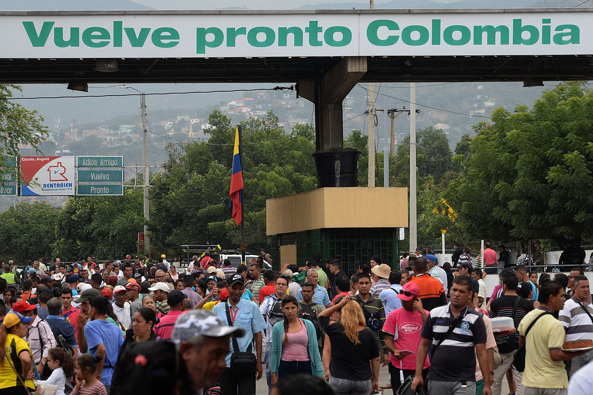 Según cifras de Migración Colombia, en los últimos 15 meses unos 800.000 venezolanos han ingresado al país huyendo de la crisis humanitaria. (AFP)