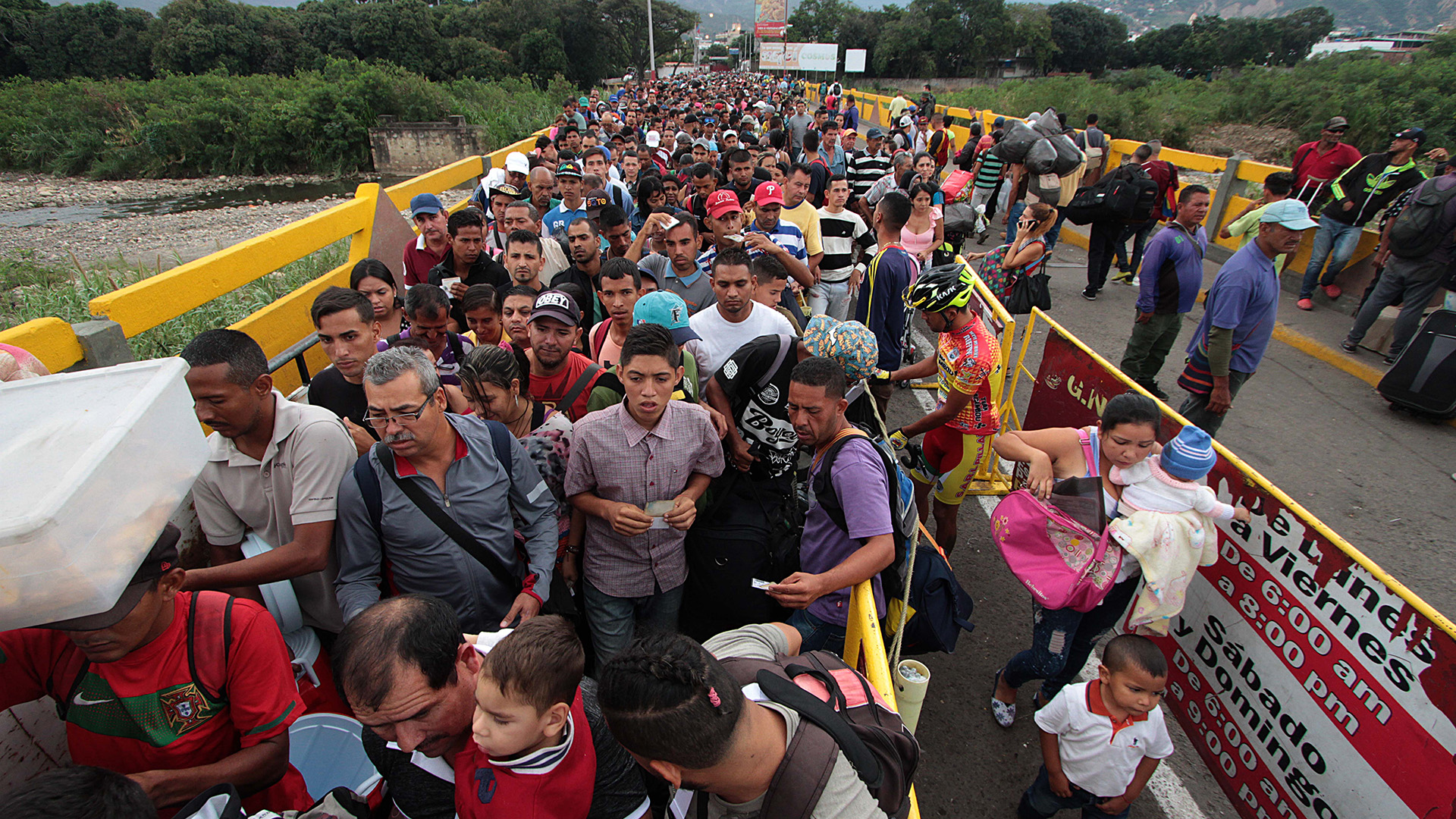 Unos 400 mil colombianos cruzaron las fronteras internacionales huyendo de la guerra (AFP)