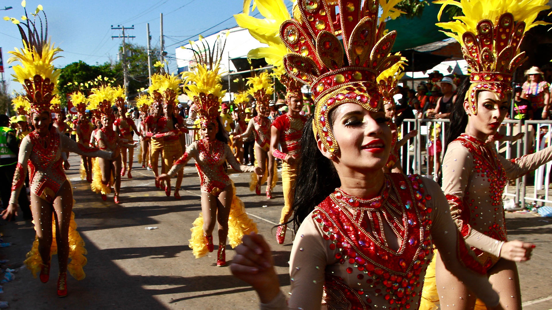 La agrupación Sistema Solar encabezó la comparsa ‘Los Cavernícolas’. El desfile en esta ocasión incluyó ritmos contemporáneos alternativos