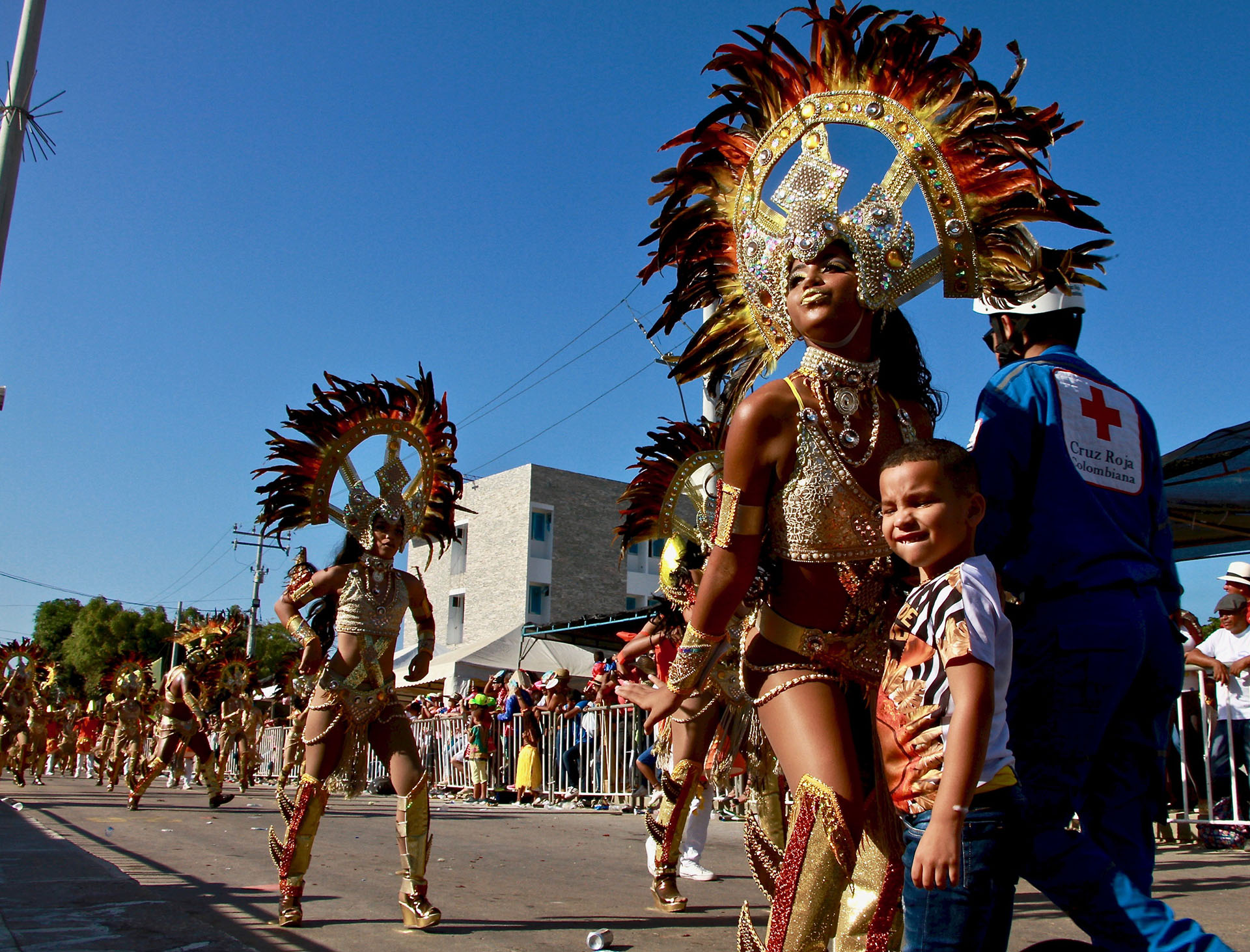 Este niño se saltó las barandas para pedirle una foto a la bailarina de un grupo de ritmos africanos